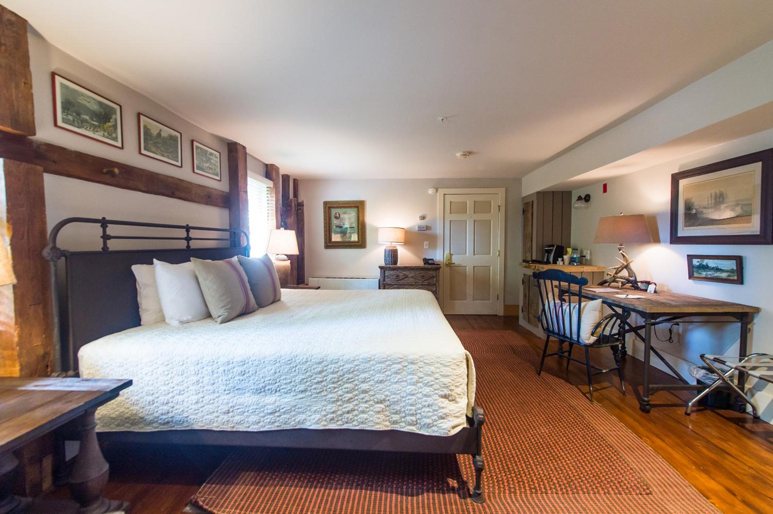 Deluxe King Room photo 2