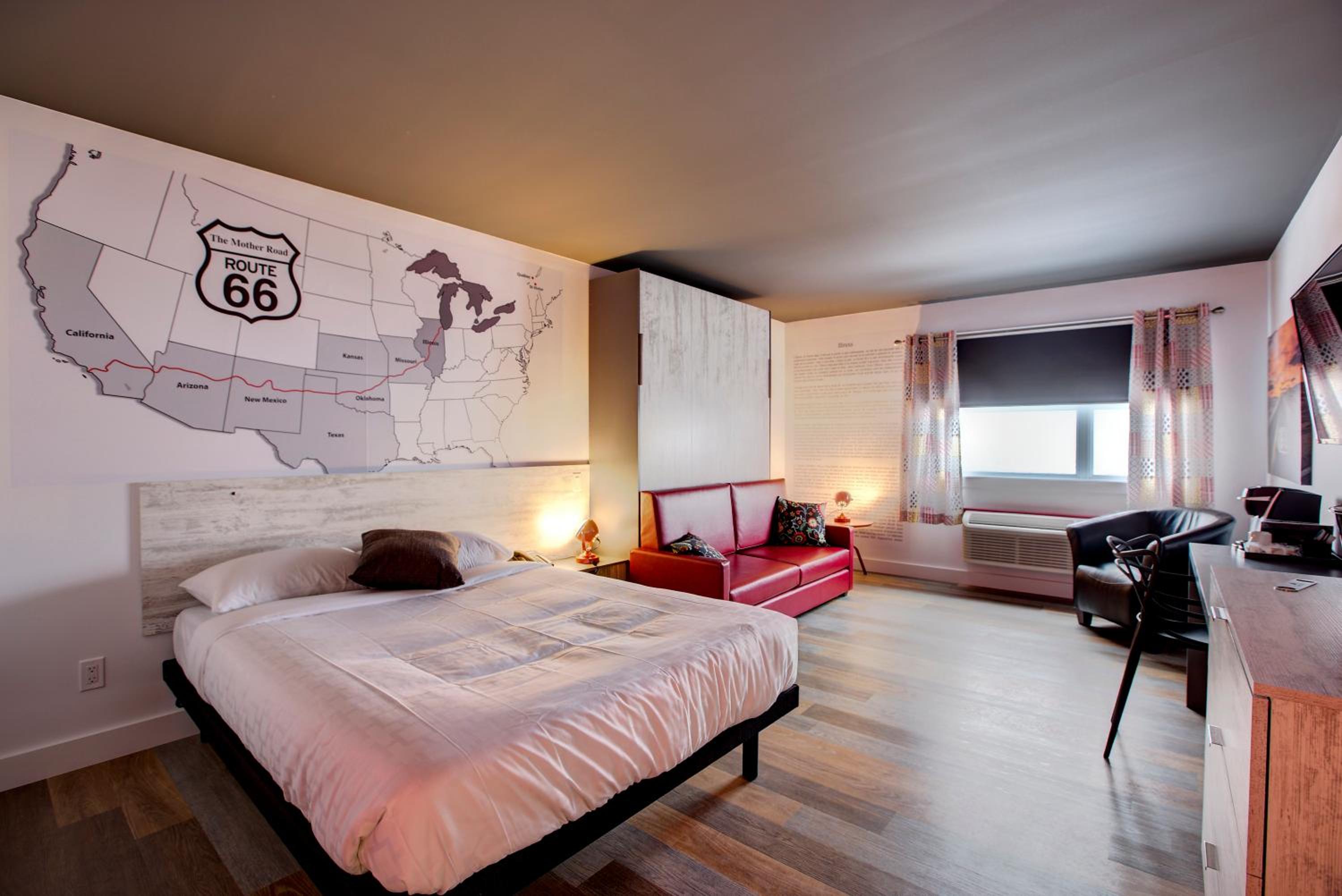 Illinois - Queen Room with One Queen Bed and One Murphy Bed