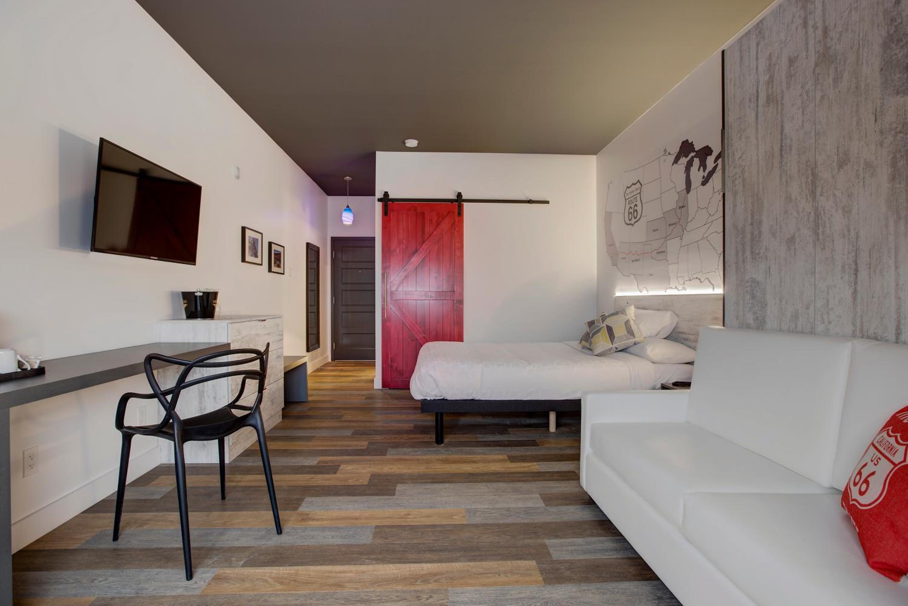 California - Queen Room with One Queen Bed and One Murphy Bed