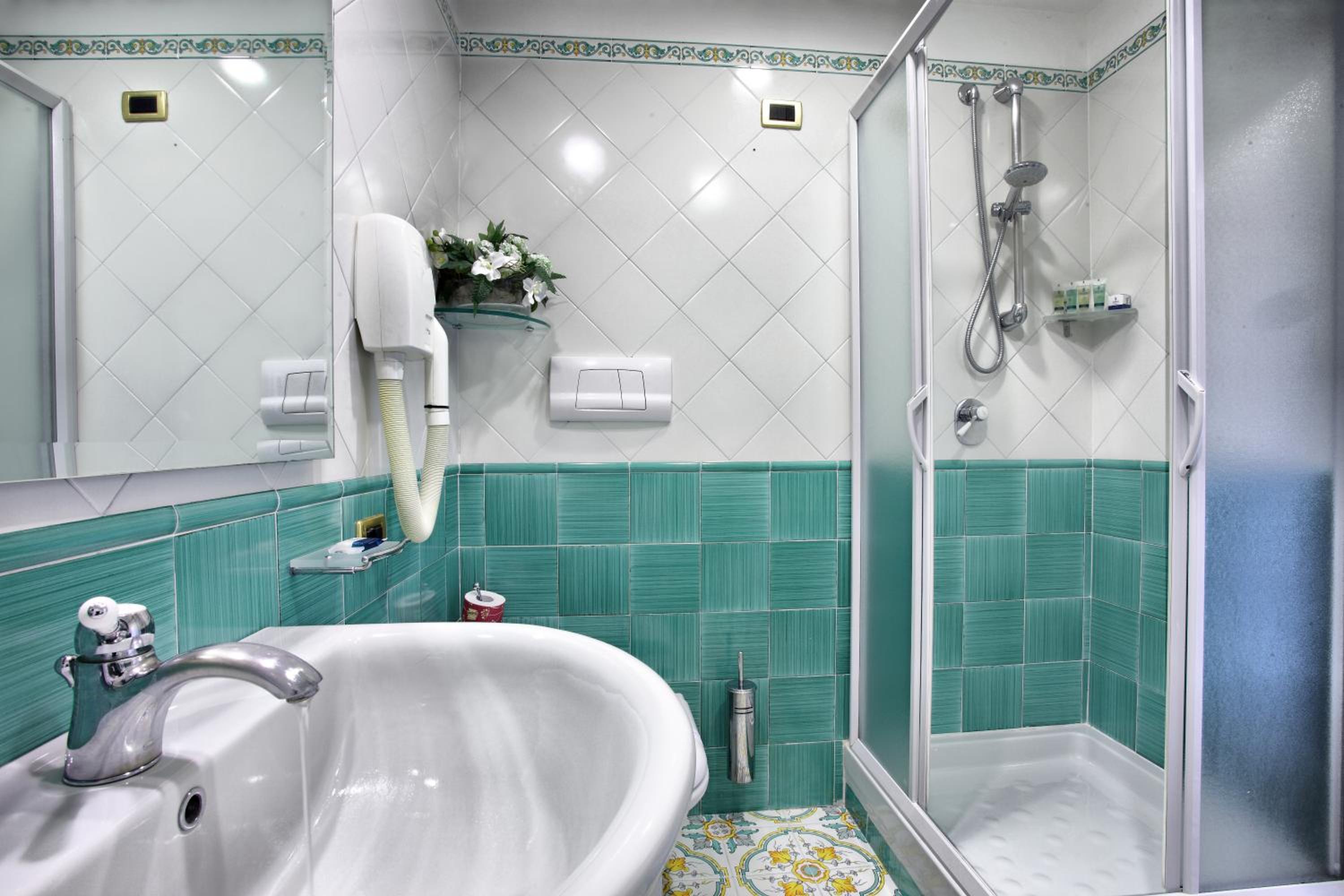 Triple Room with Partial Sea View - Photo 8