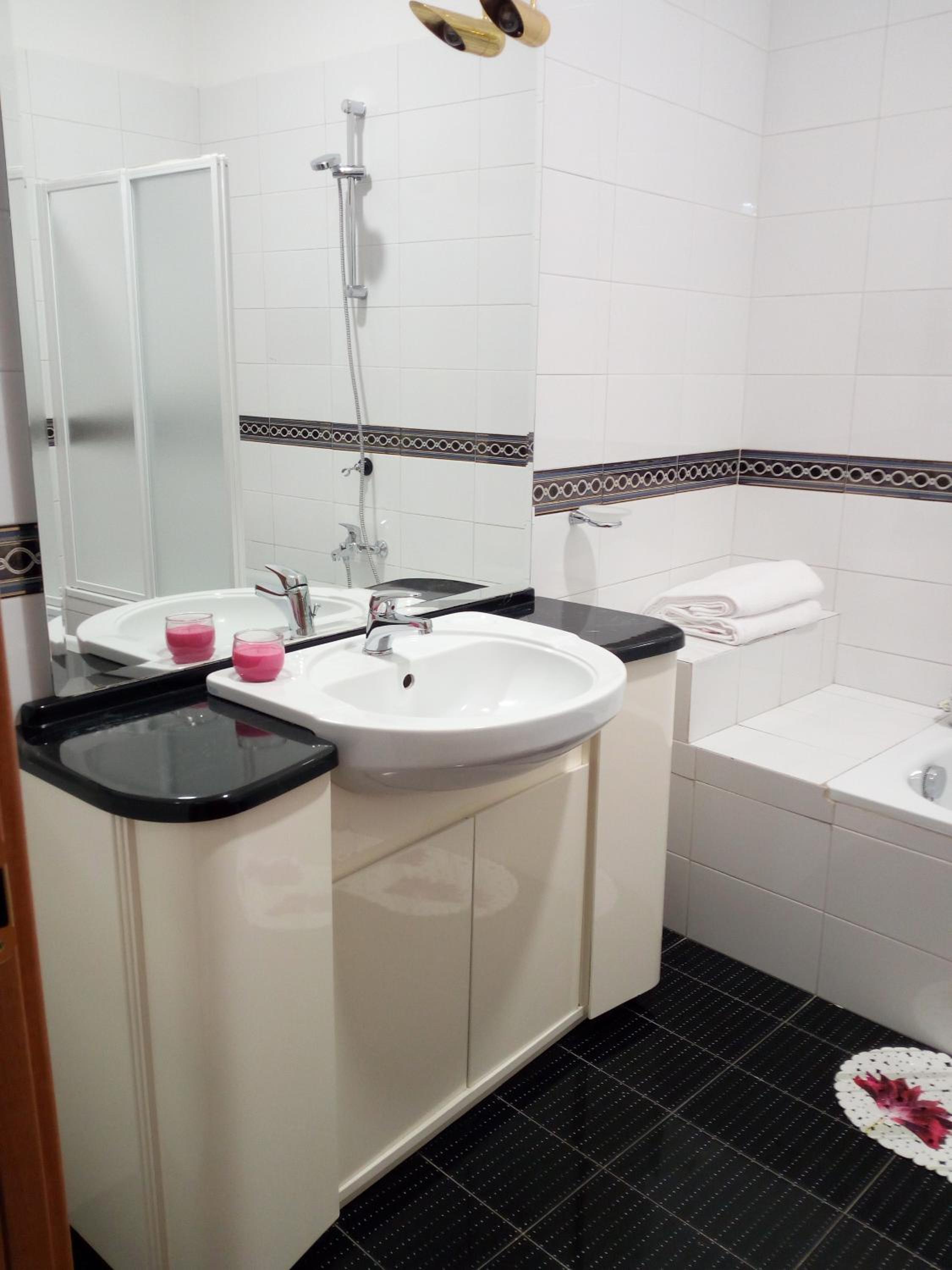 Family Room with Private Bathroom photo 2