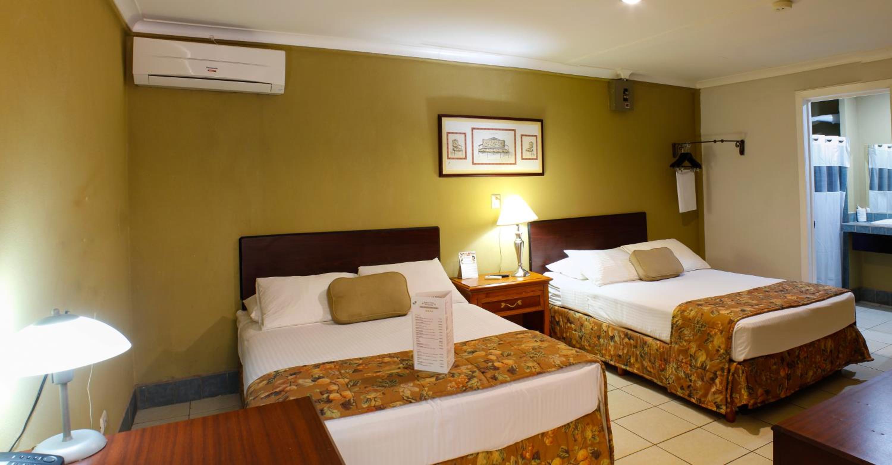 Double Room with 2 Double Beds - Non-Smoking photo 3