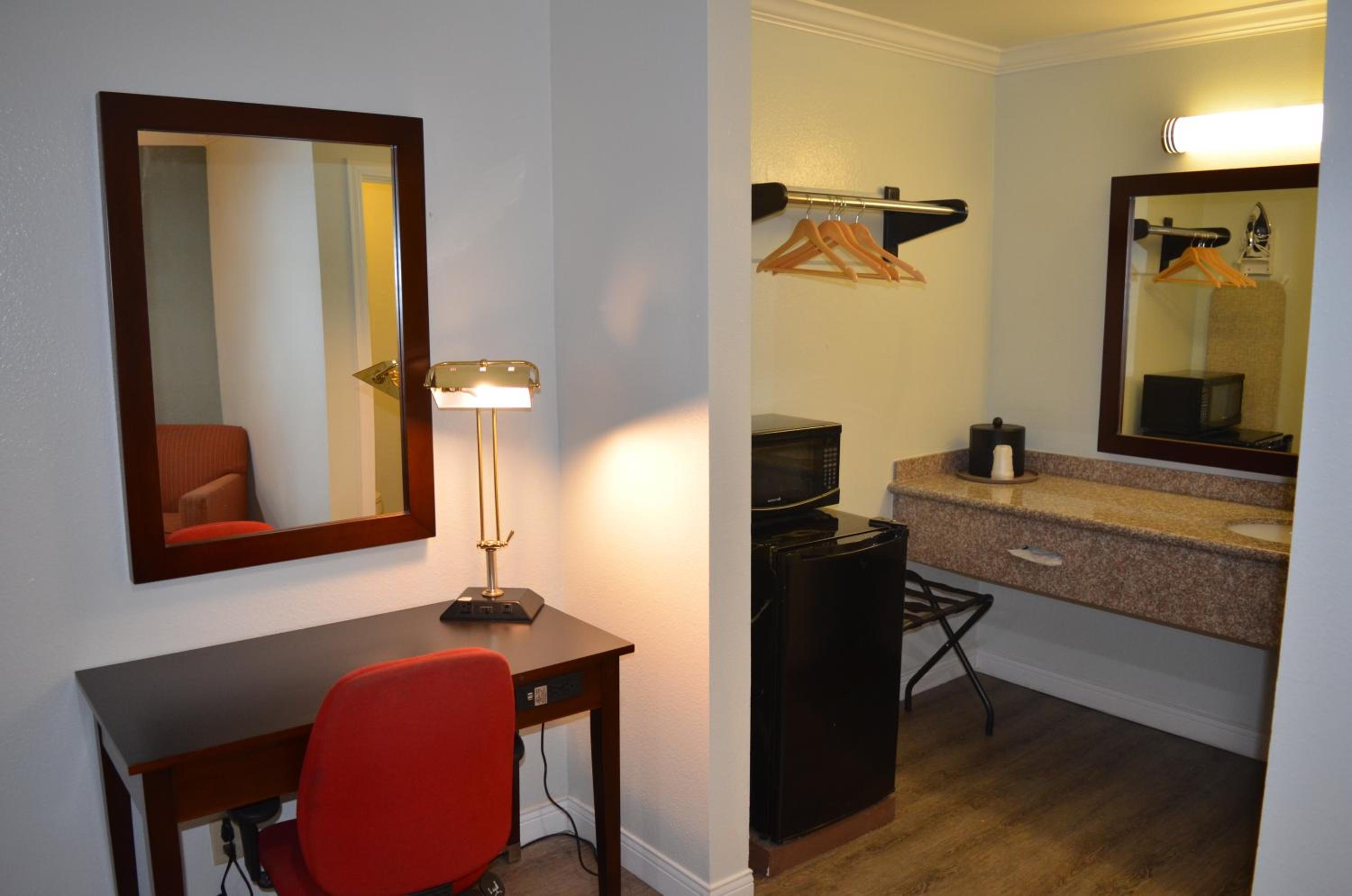 Queen Room with Two Queen Beds photo 2