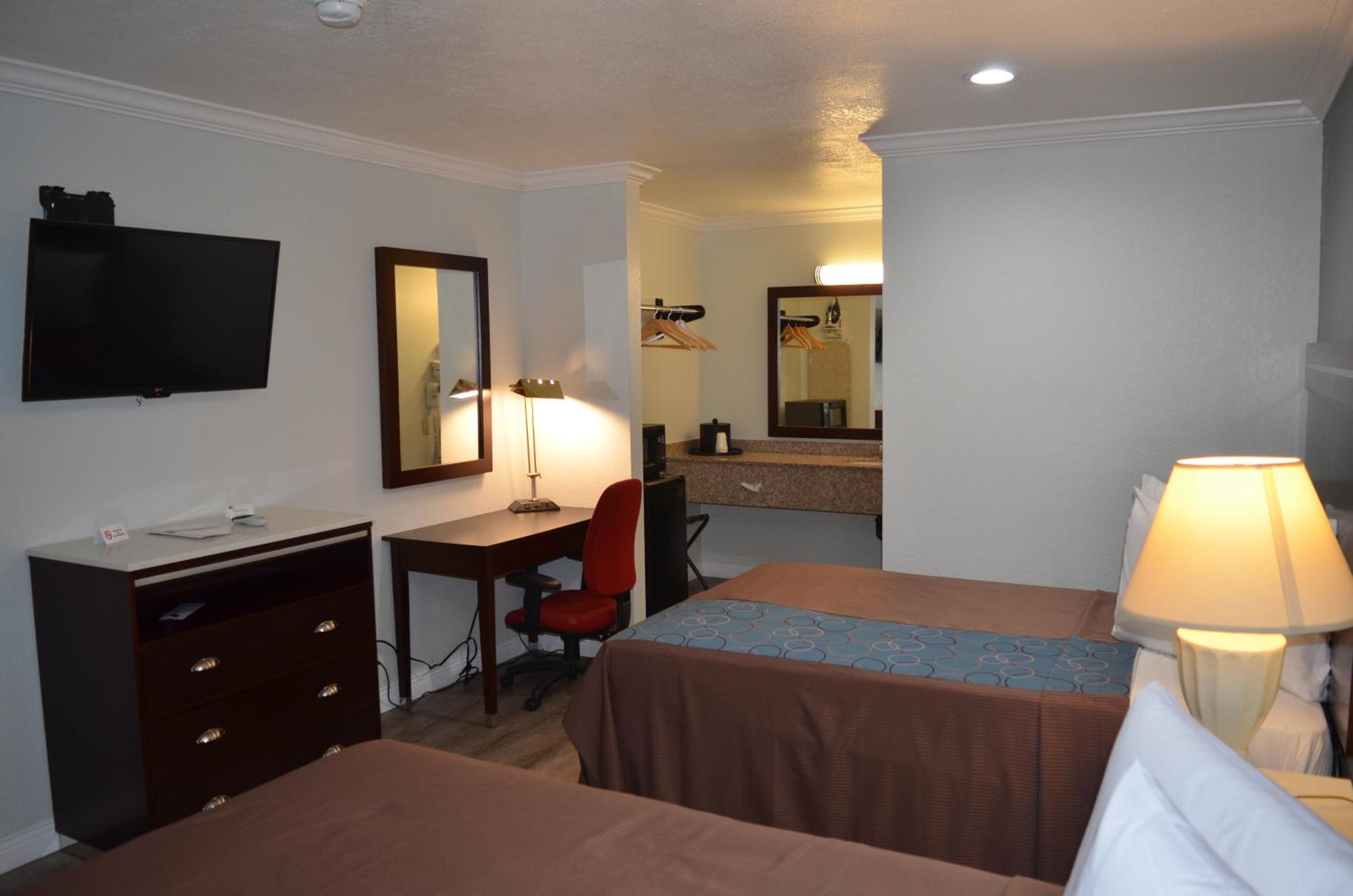 Queen Room with Two Queen Beds photo 1
