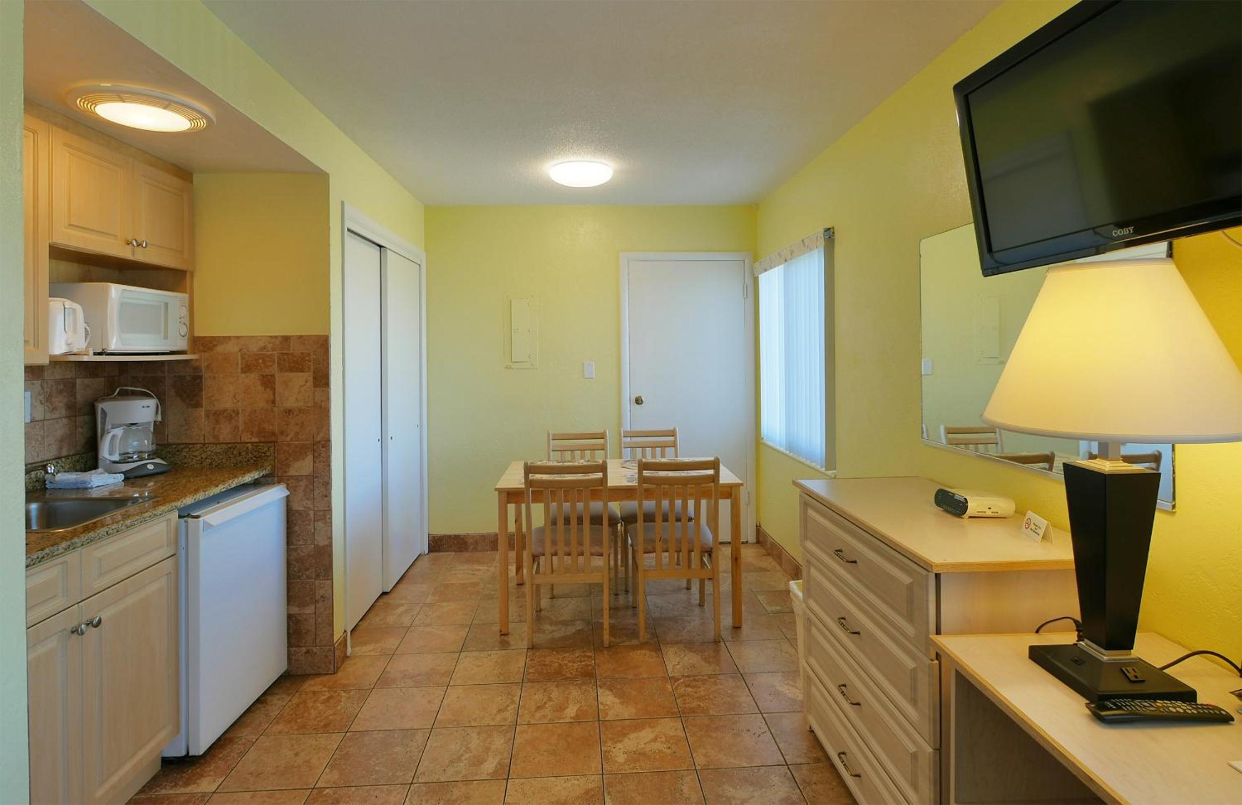 Standard Room with Two Double Beds, No View - Photo 1