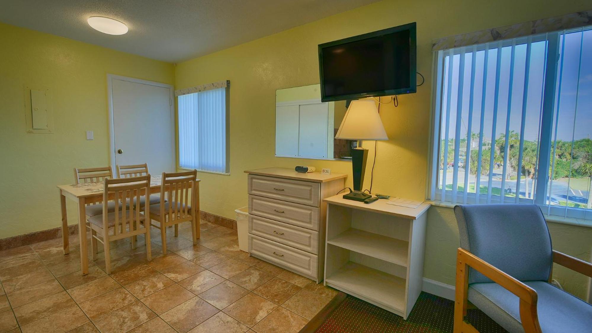 Standard Room with Two Double Beds, No View - Photo 2
