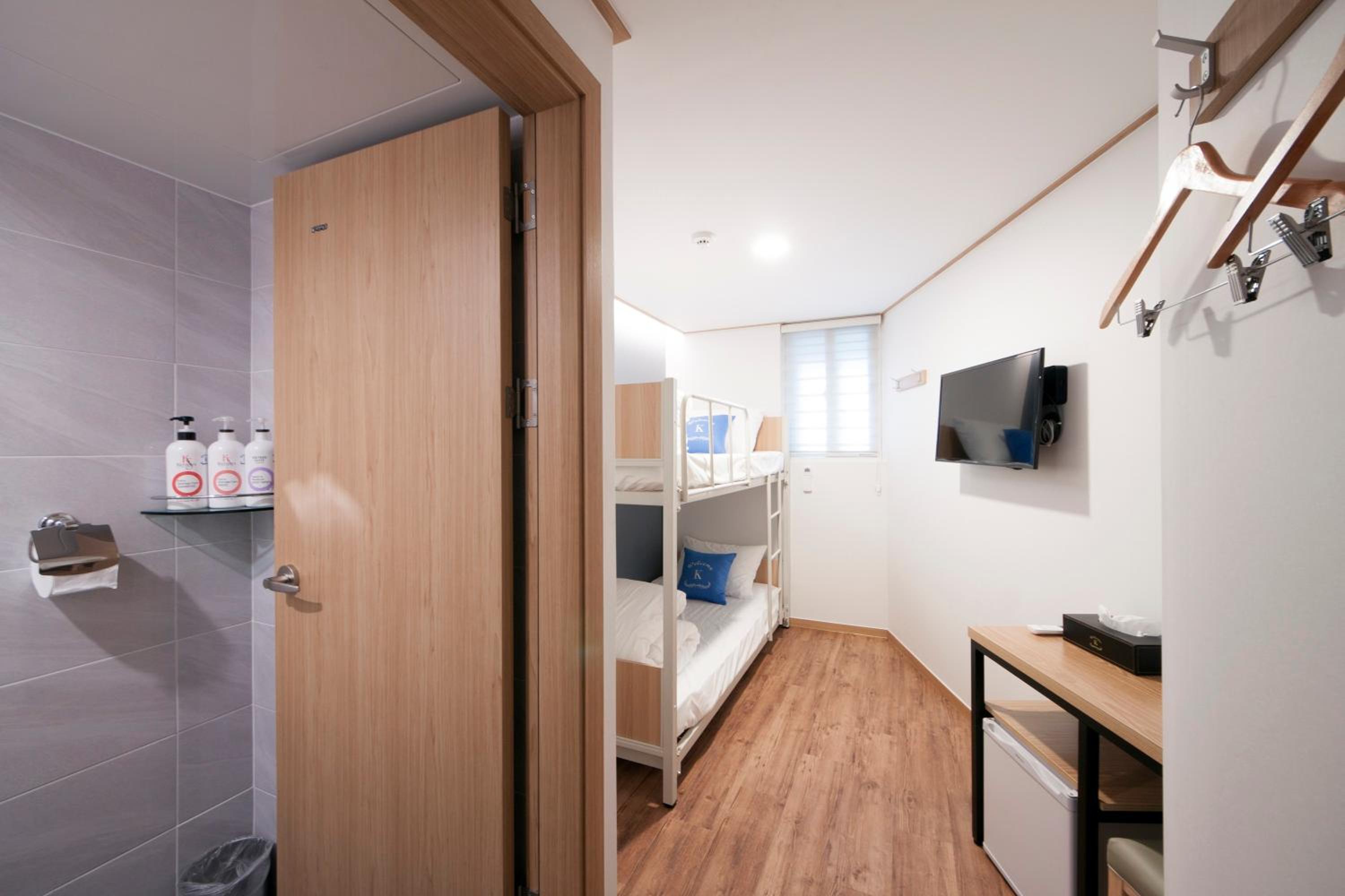 Economy Twin Room with Private Bathroom photo 3