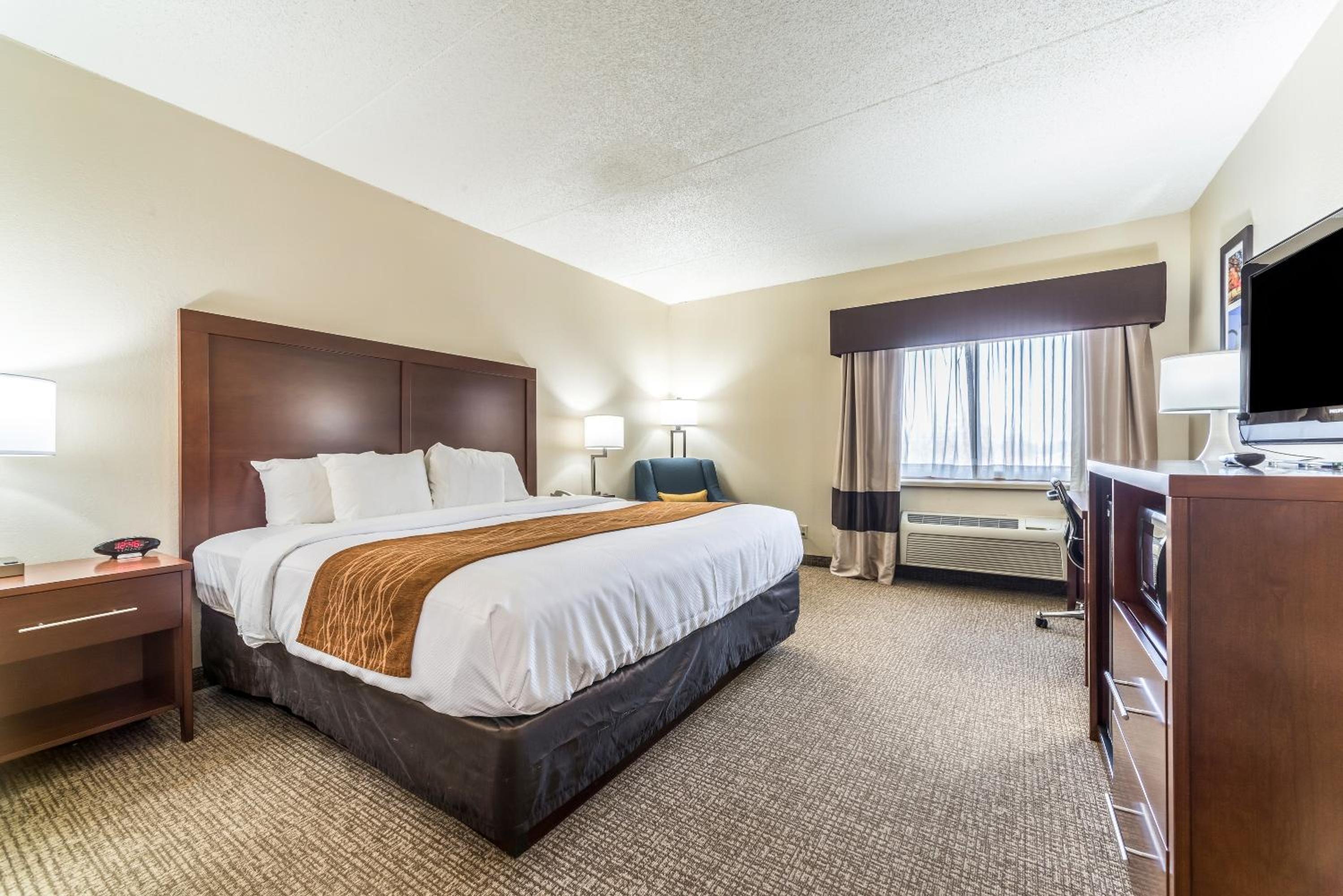 King Room - Non-Smoking - Photo 6