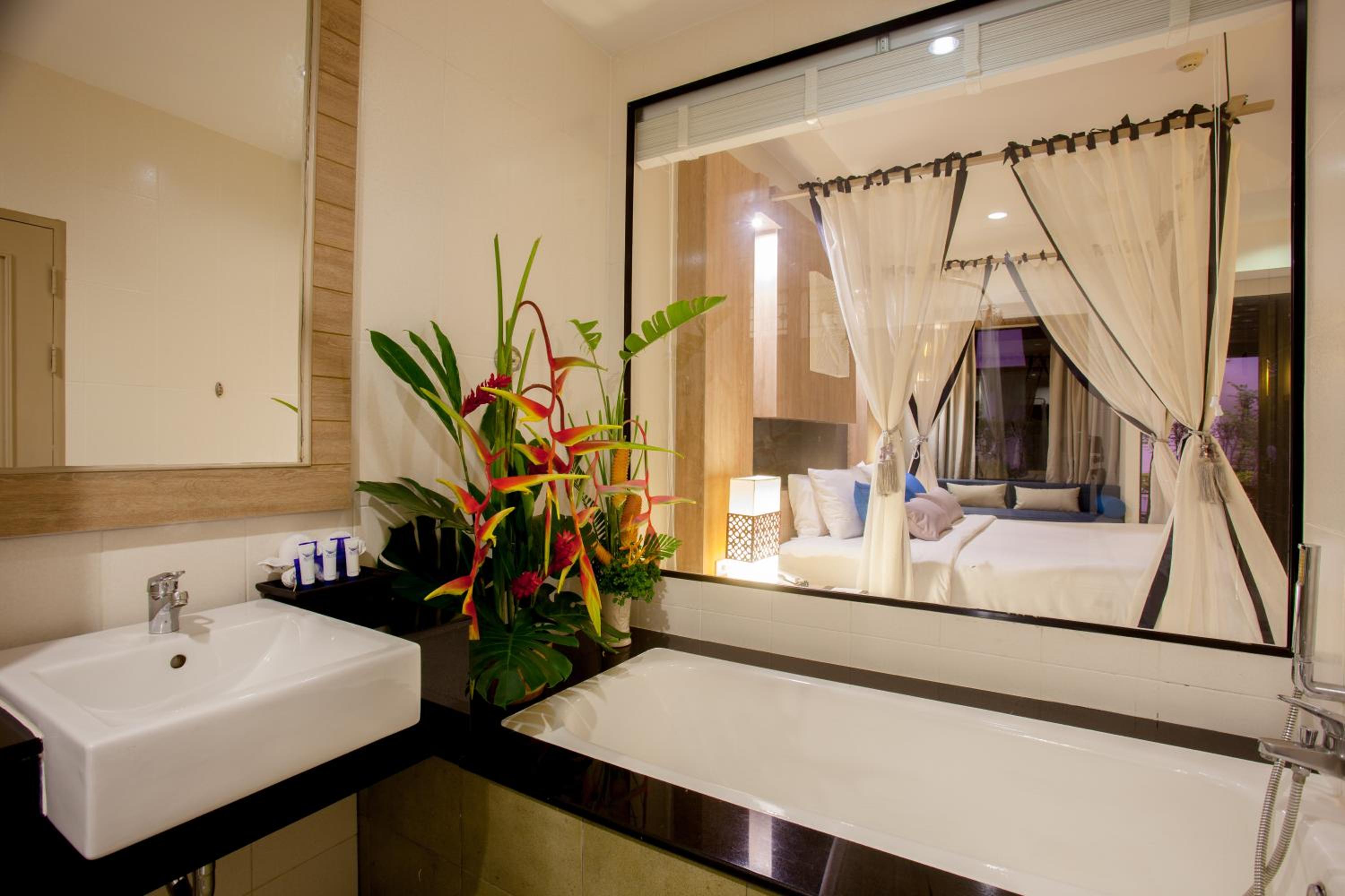Pool Suite - Photo 22