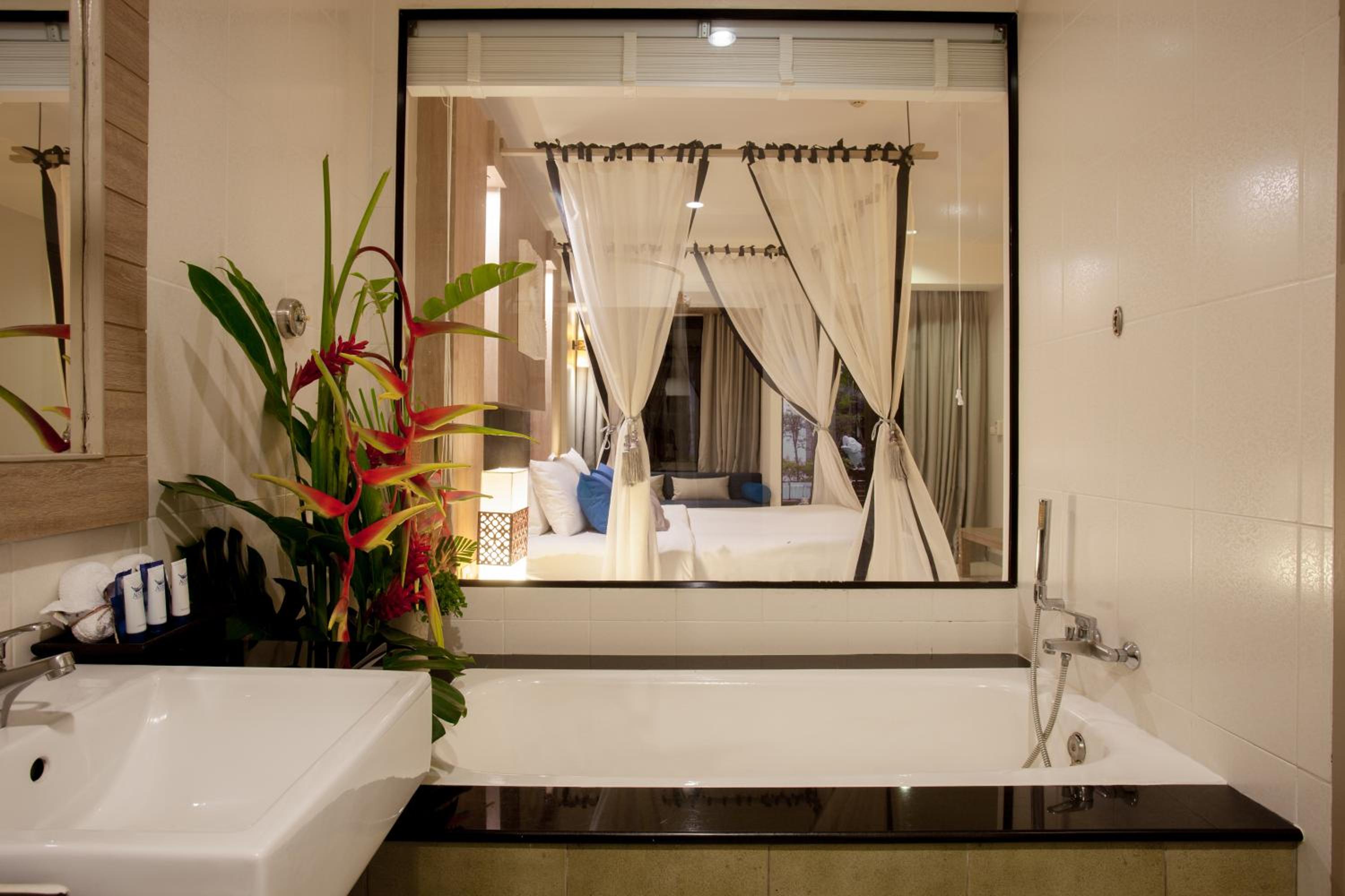 Pool Suite - Photo 21