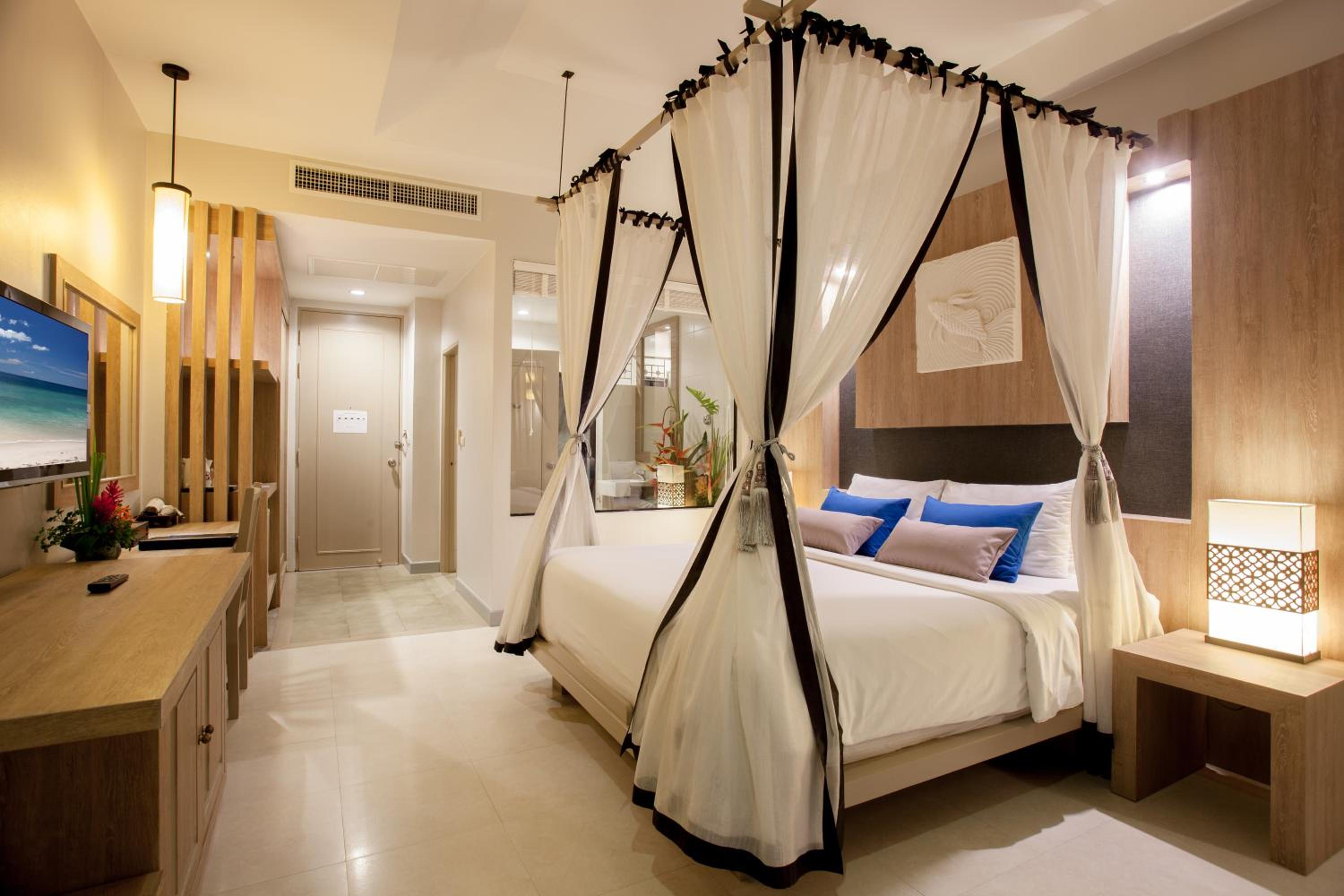 Pool Suite - Photo 20