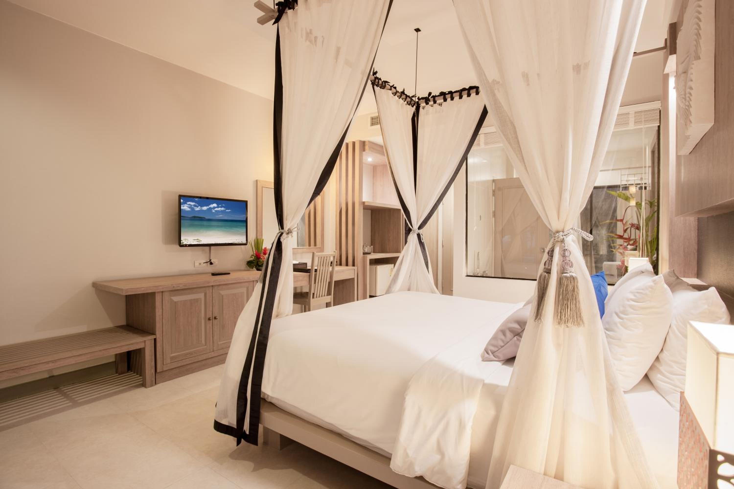 Pool Suite - Photo 19