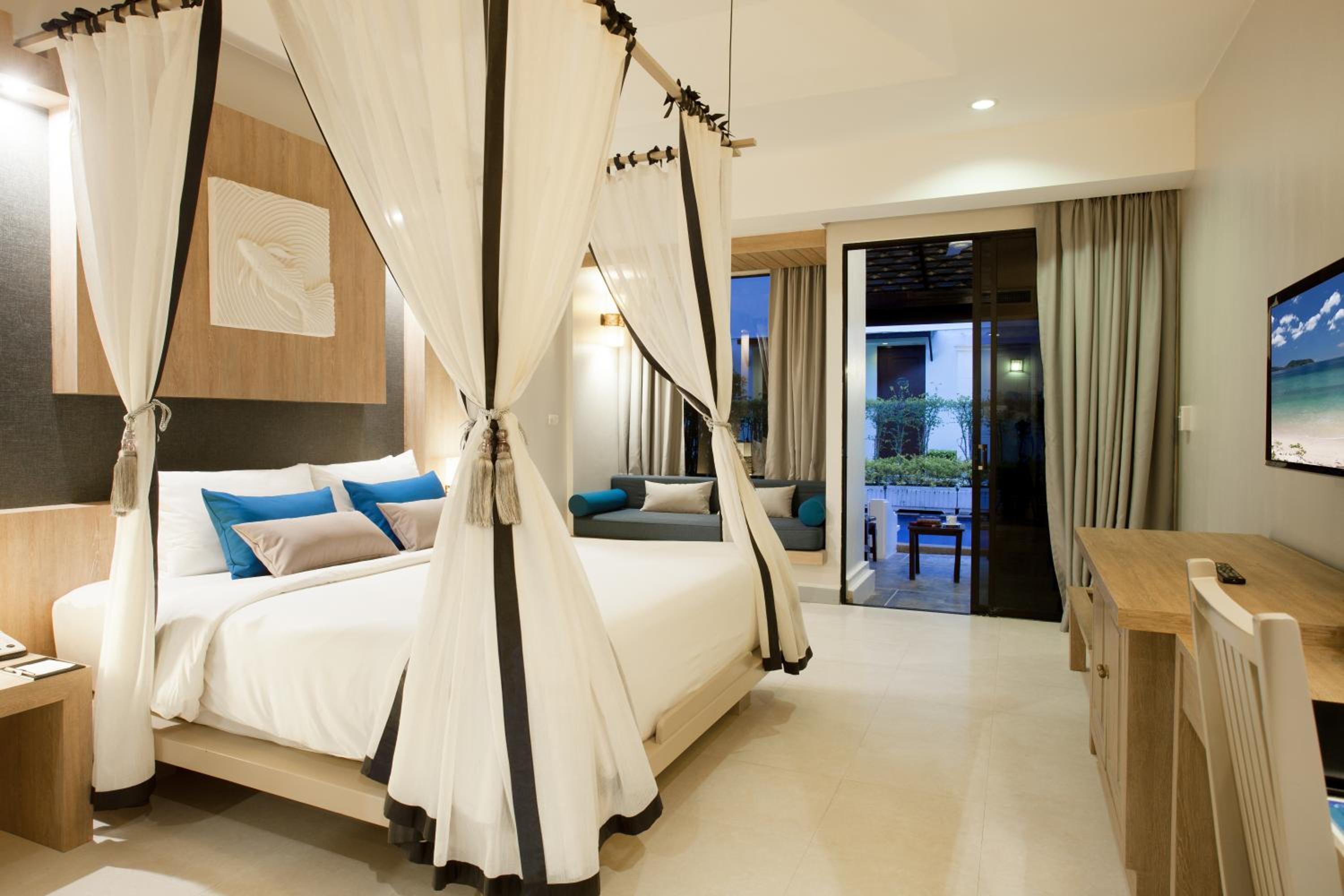 Pool Suite - Photo 18