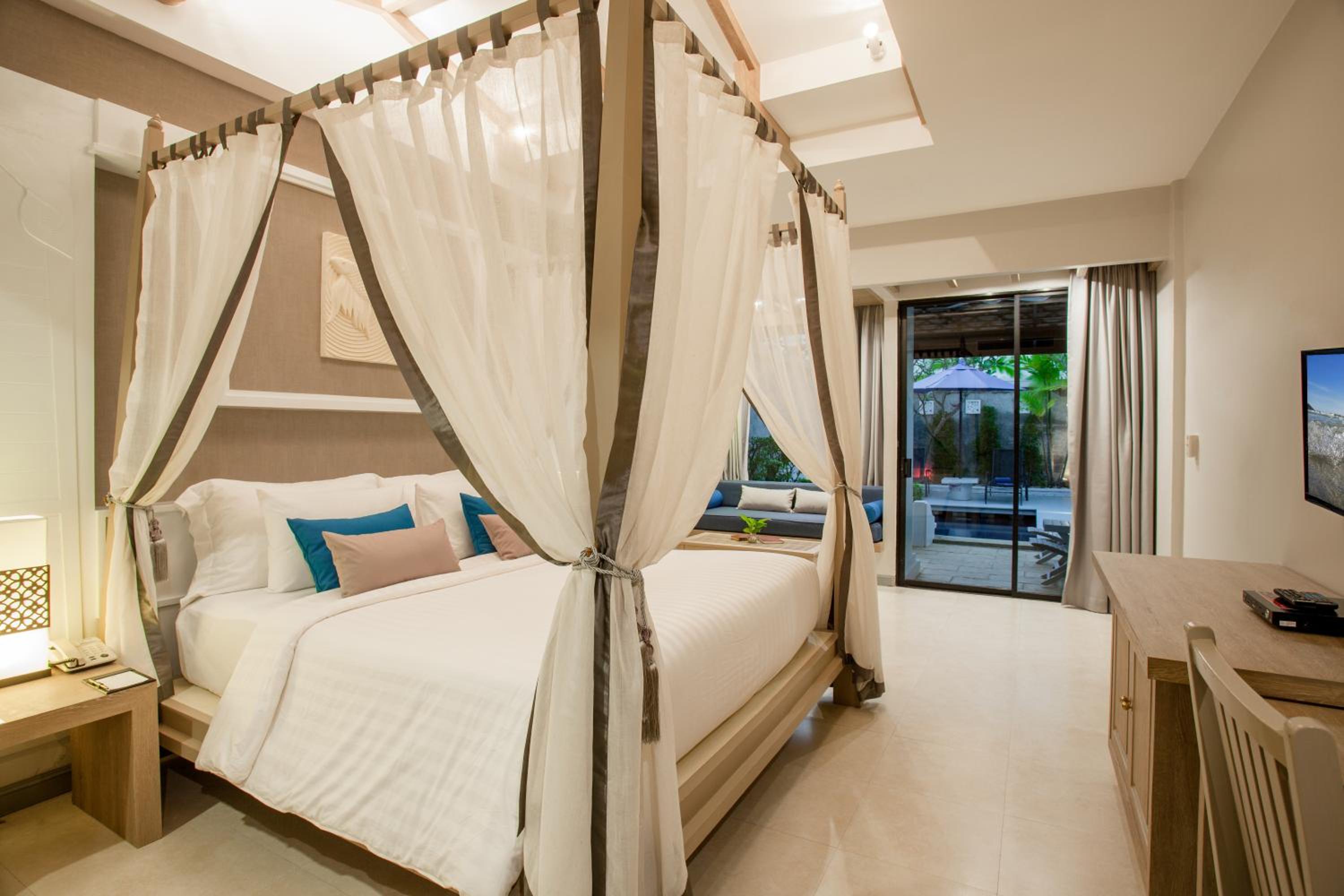 Pool Suite - Photo 16