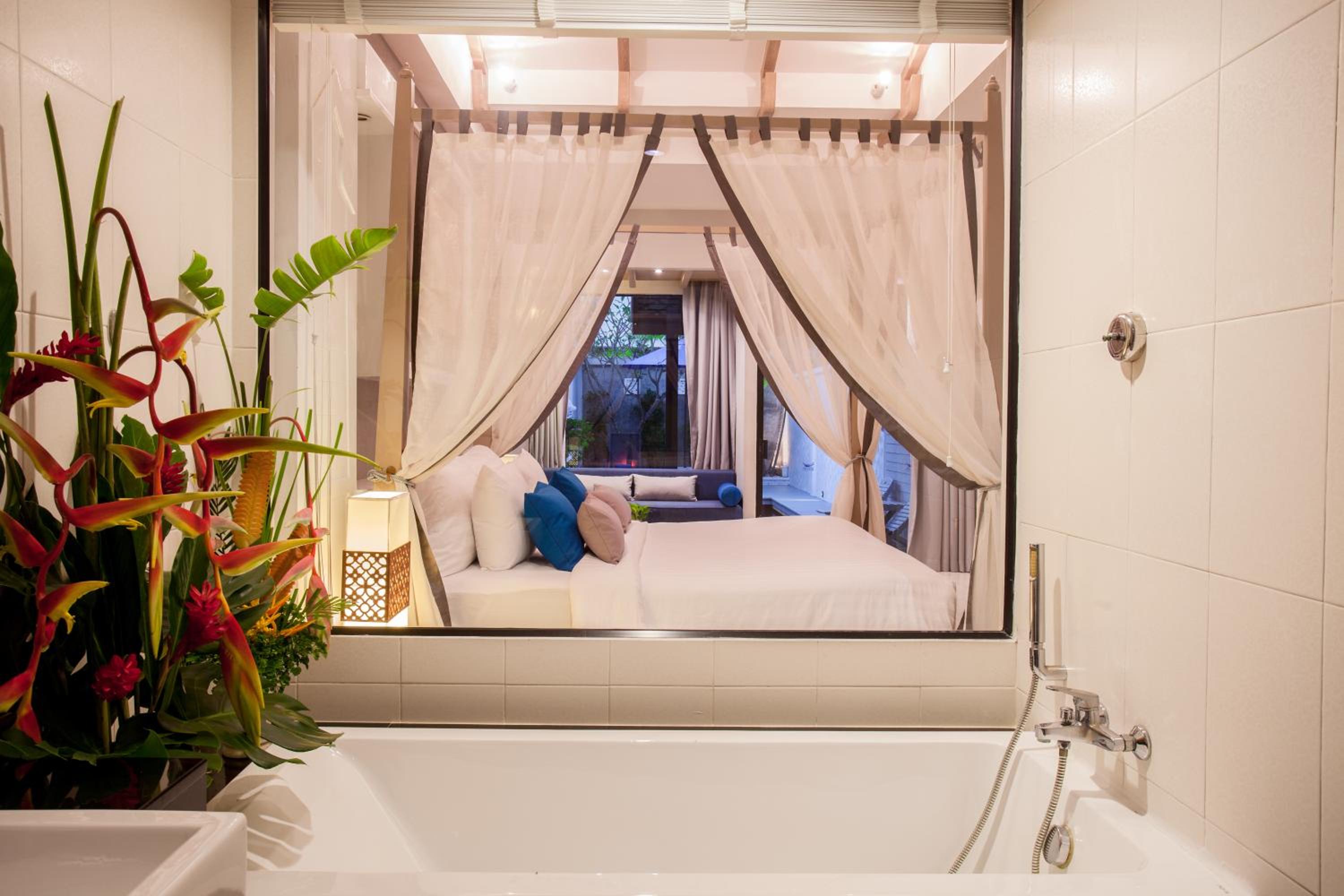 Pool Suite - Photo 15