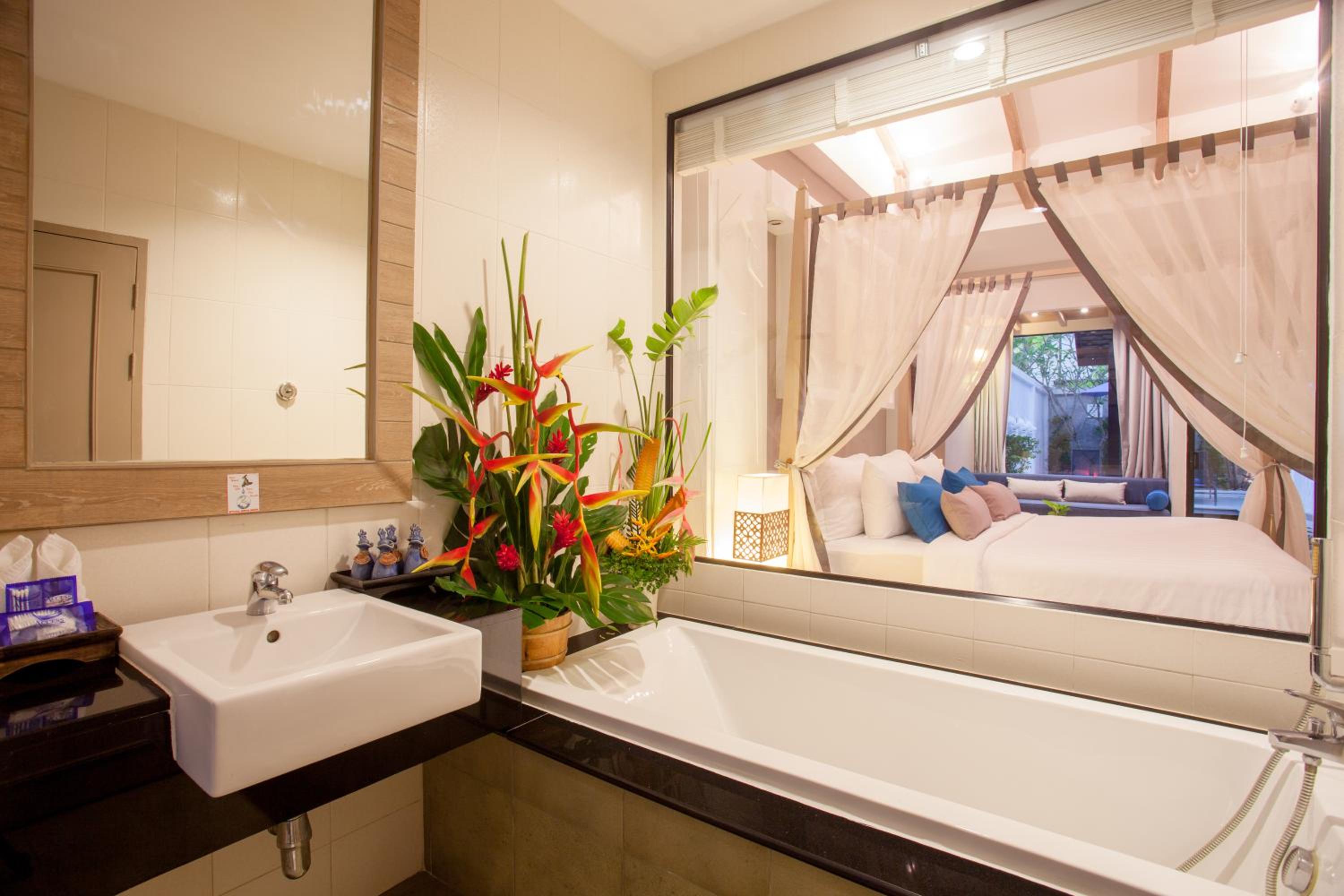 Pool Suite - Photo 14