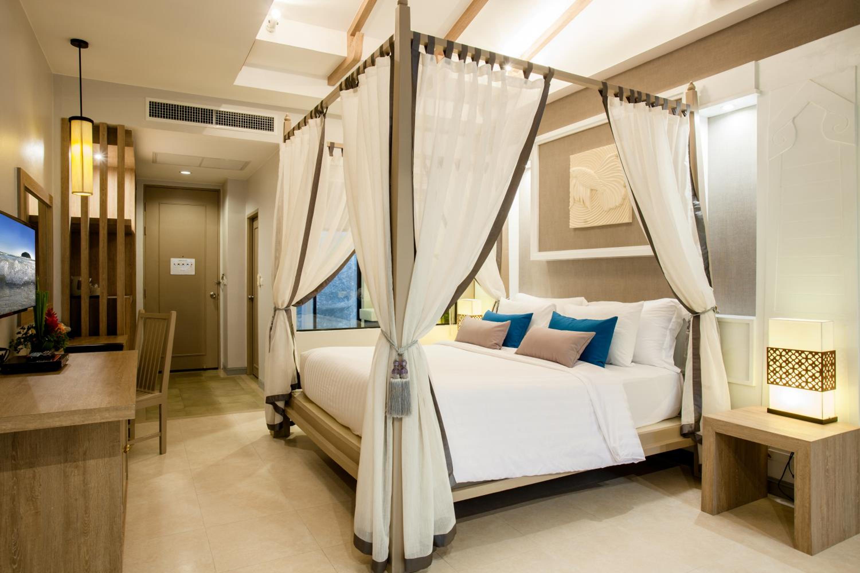 Pool Suite - Photo 13