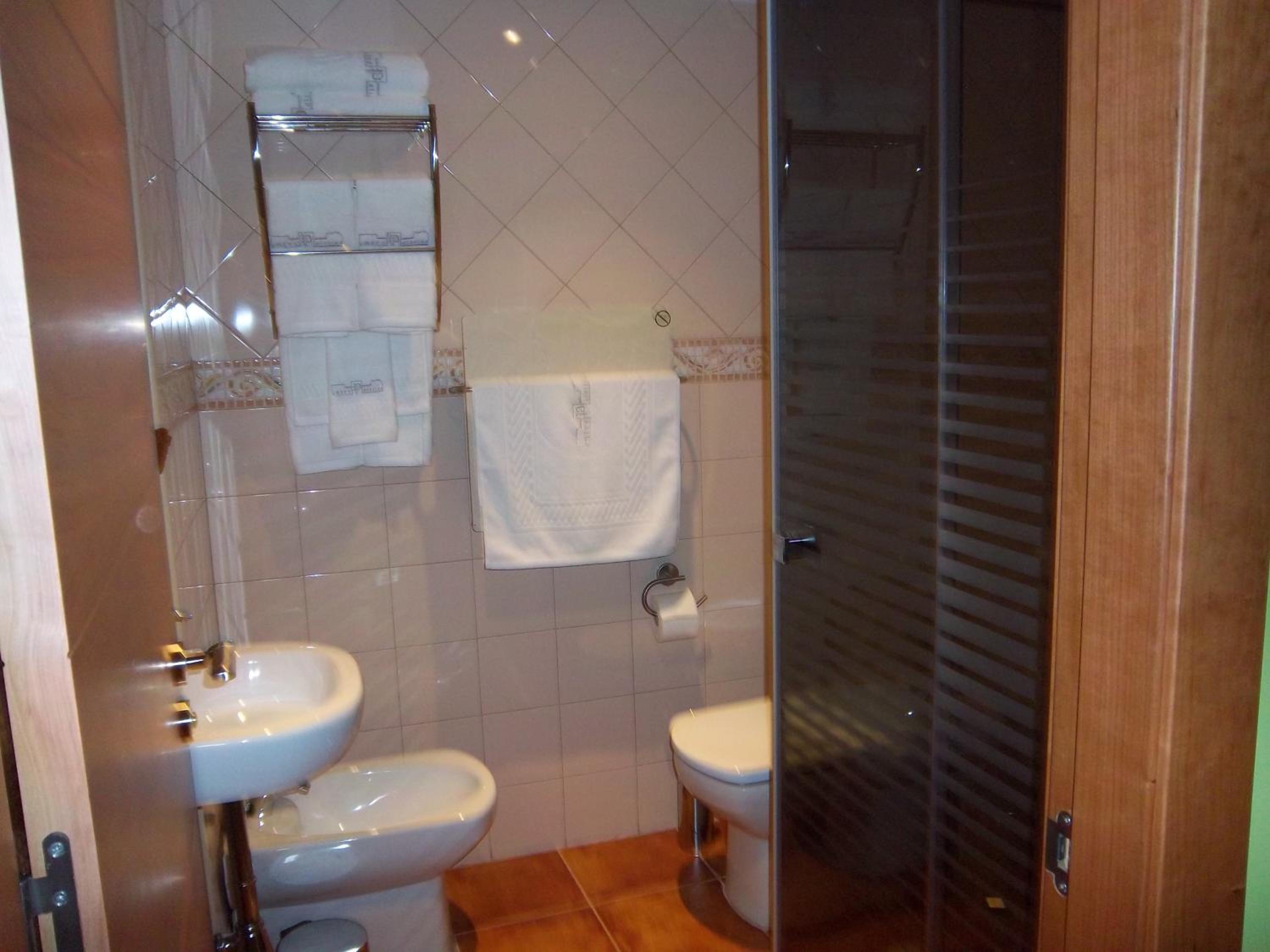 One-Bedroom Apartment (3 Adults)- Second Floor photo 2