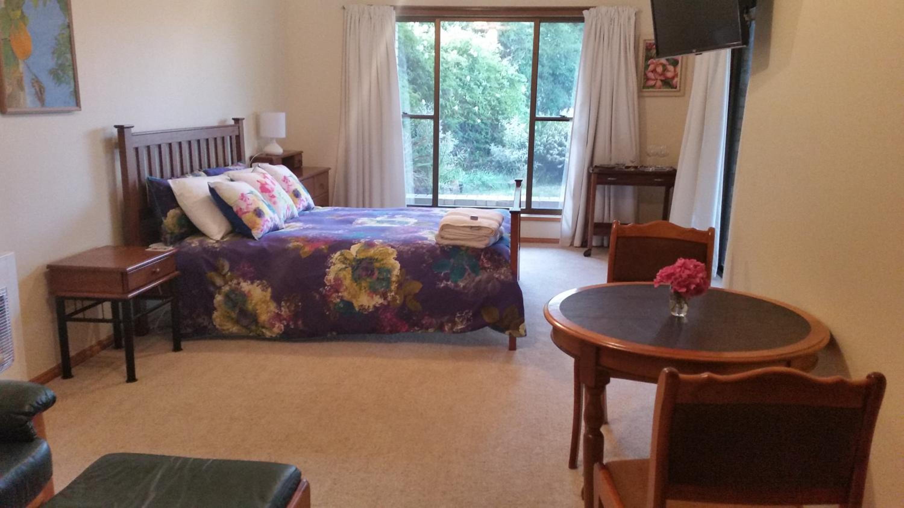 Deluxe Queen Suite photo 1