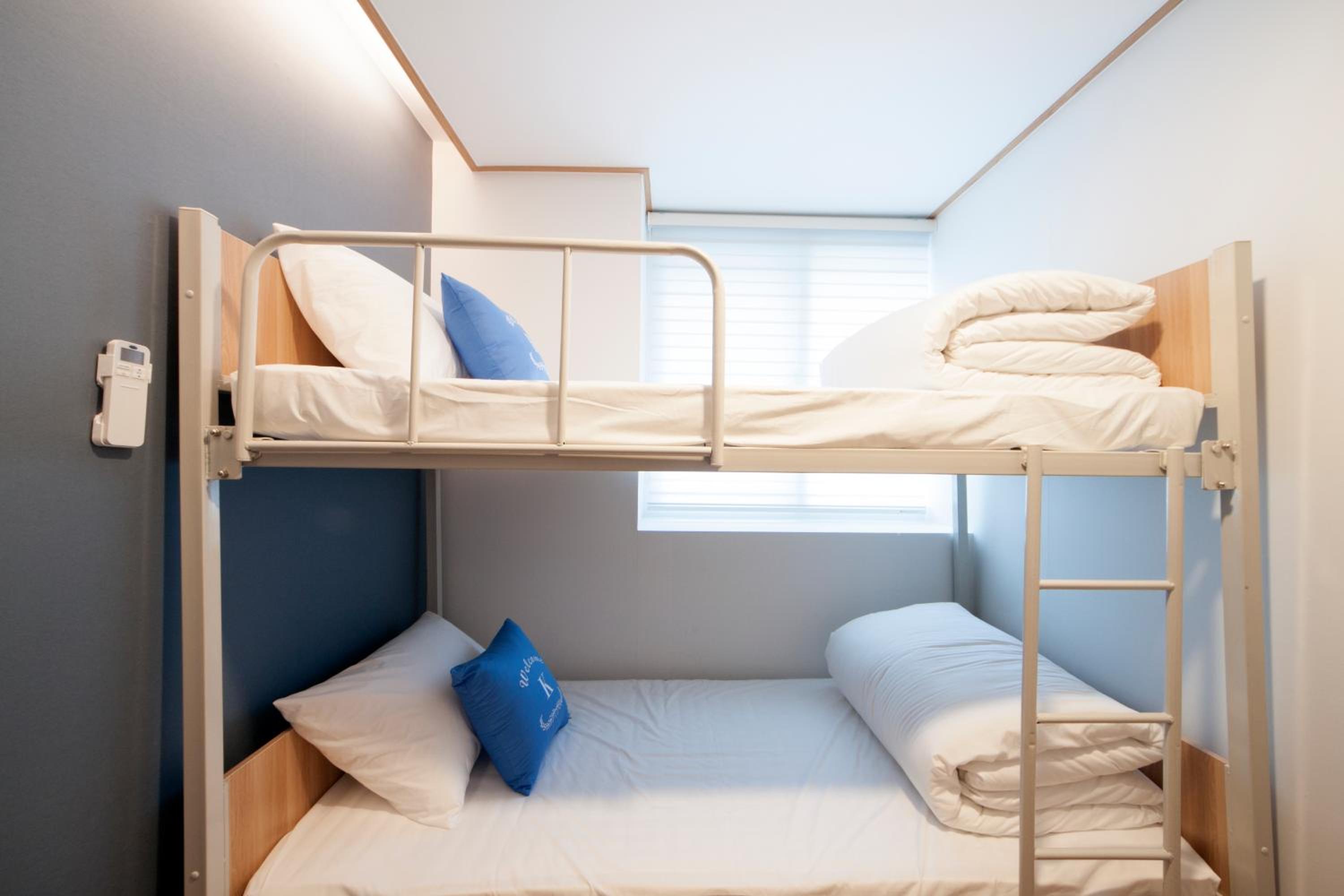 Economy Twin Room with Private Bathroom photo 2
