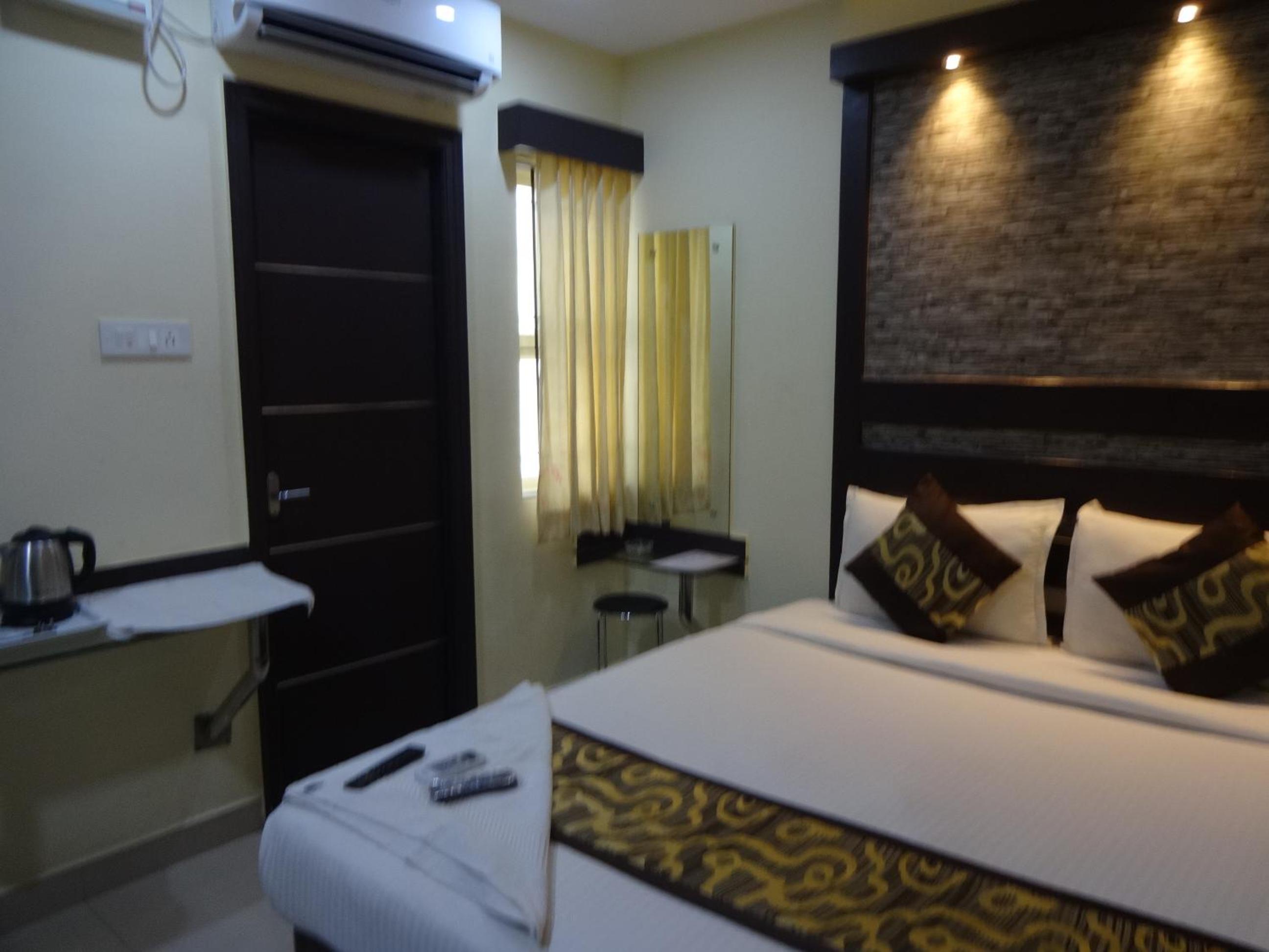 Deluxe Double Room - Photo 16