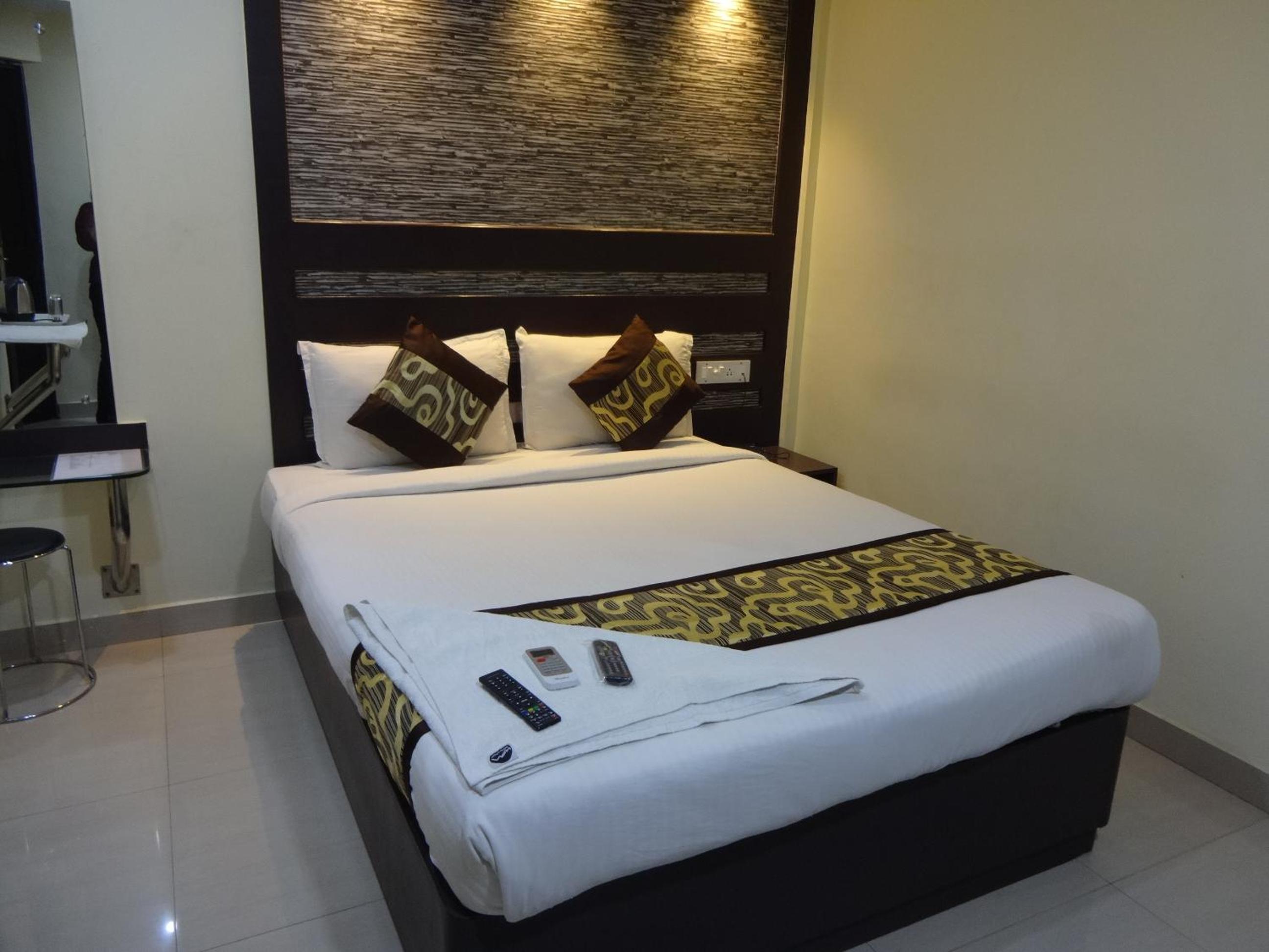 Standard King Room - Photo 25