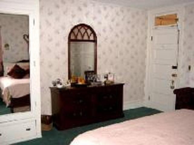 Deluxe King Suite - Photo 11