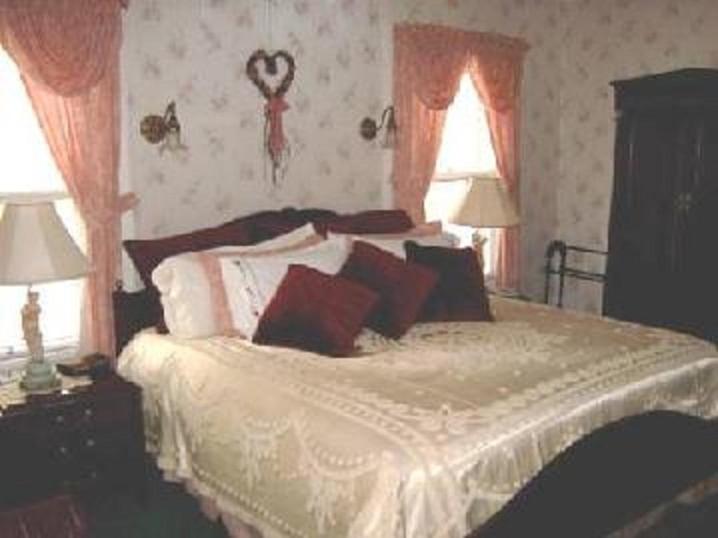 Deluxe King Suite - Photo 9