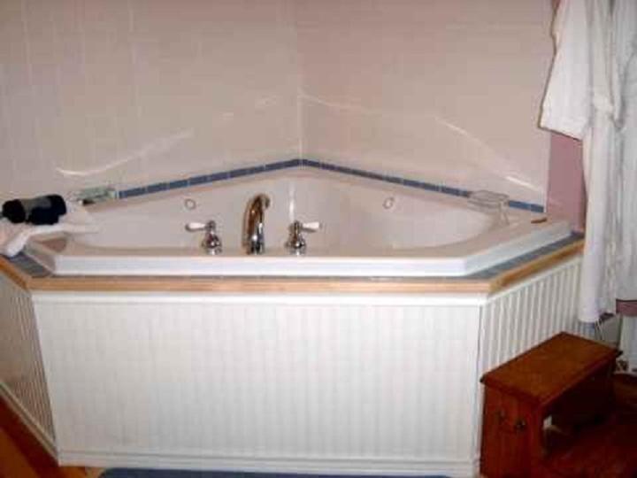 Deluxe Queen Room with Spa Bath - Photo 4