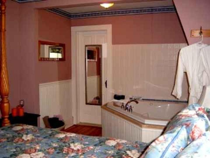 Deluxe Queen Room with Spa Bath - Photo 5