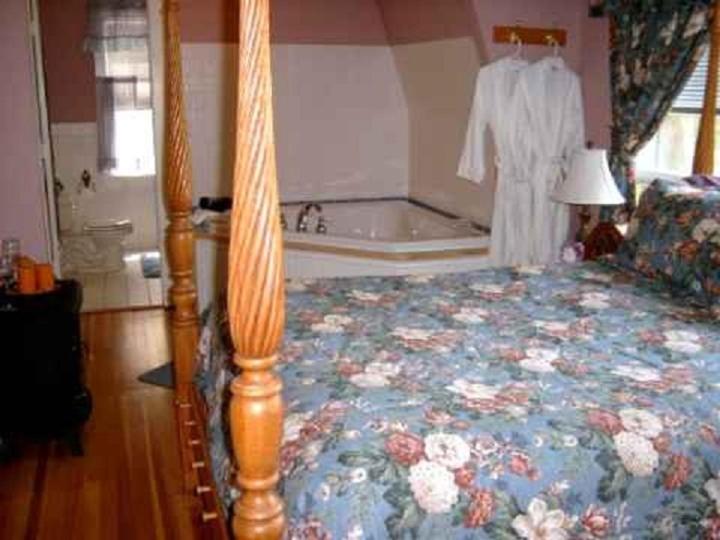 Deluxe Queen Room with Spa Bath - Photo 3