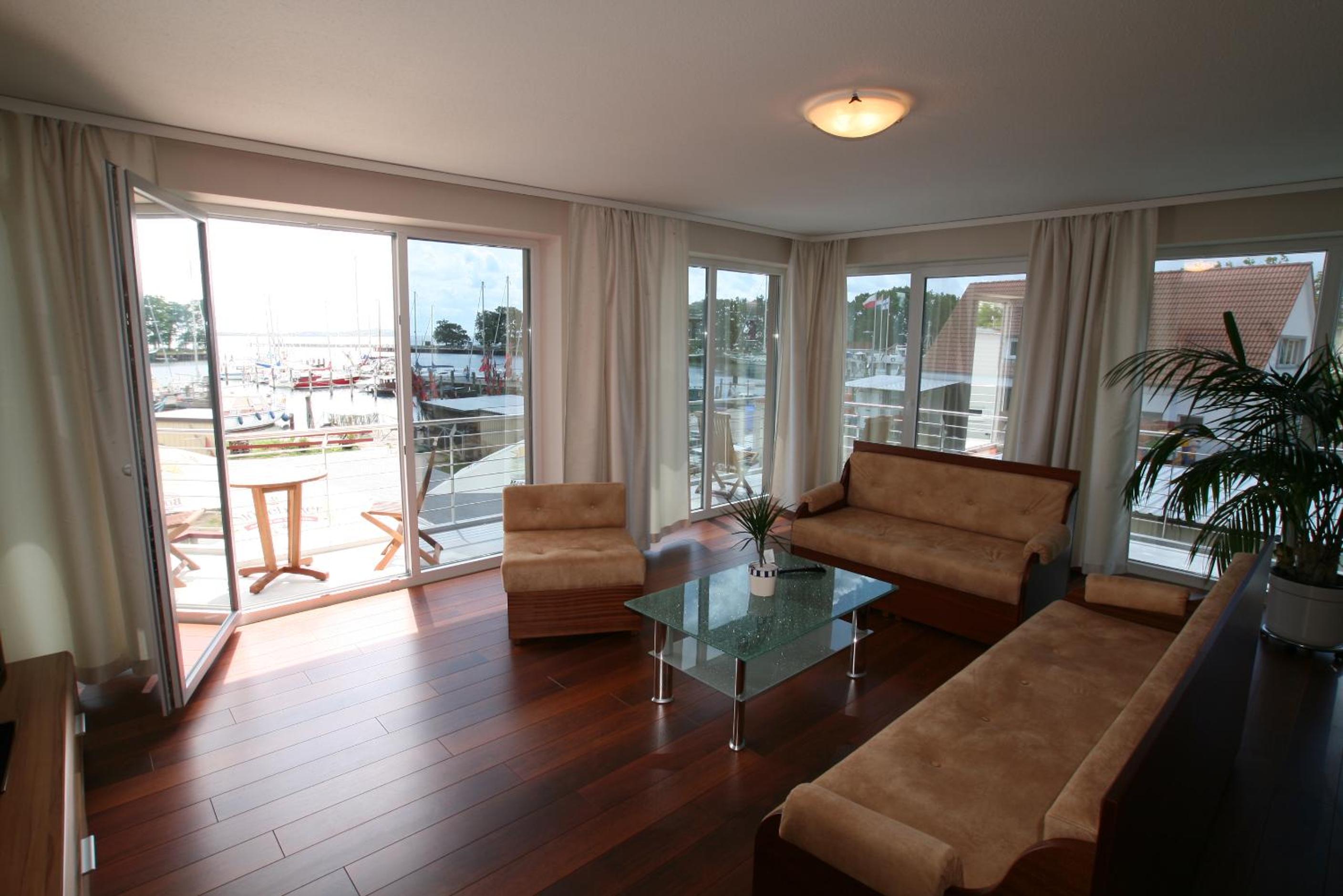 Deluxe Two-Bedroom Apartment with Garden View photo 2