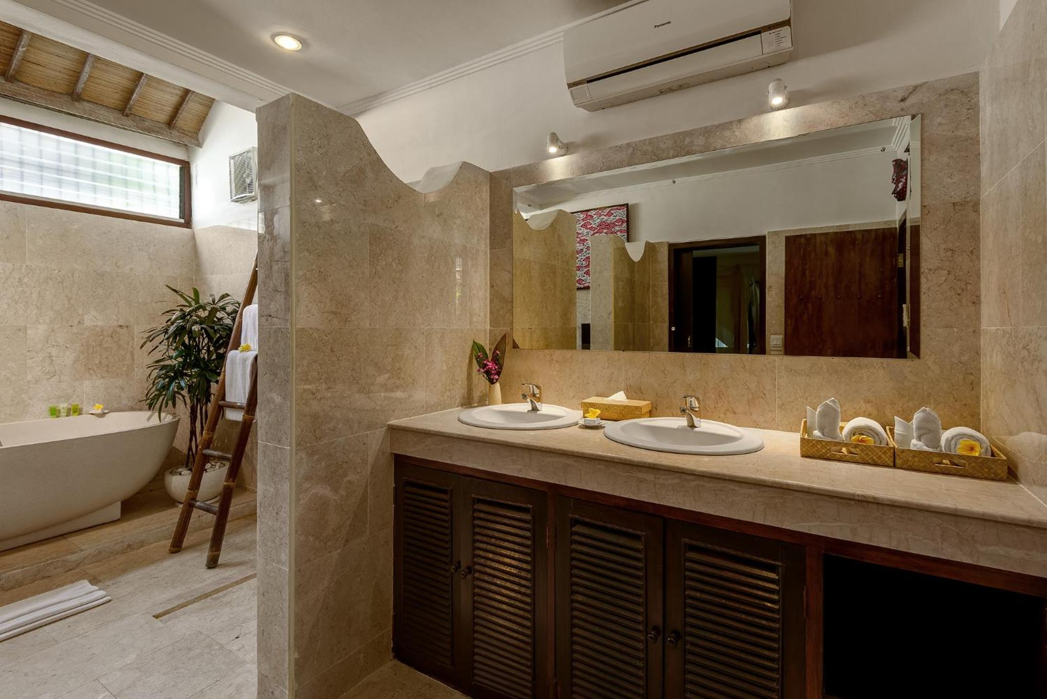 Three-Bedroom Deluxe Villa with Private Pool photo 2