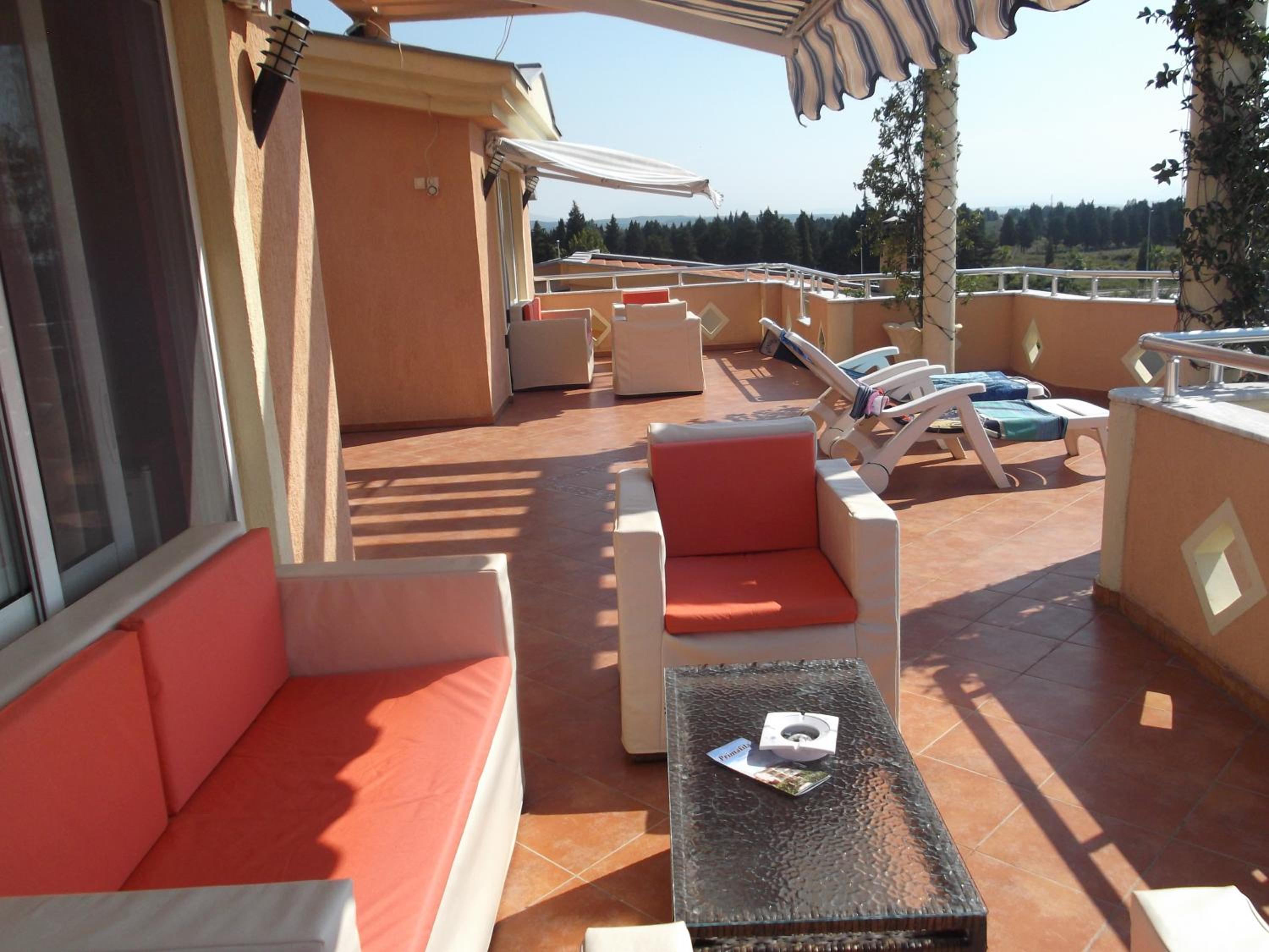 Luxury Two-Bedroom Apartment with Spa Bath and Terrace  - Photo 5