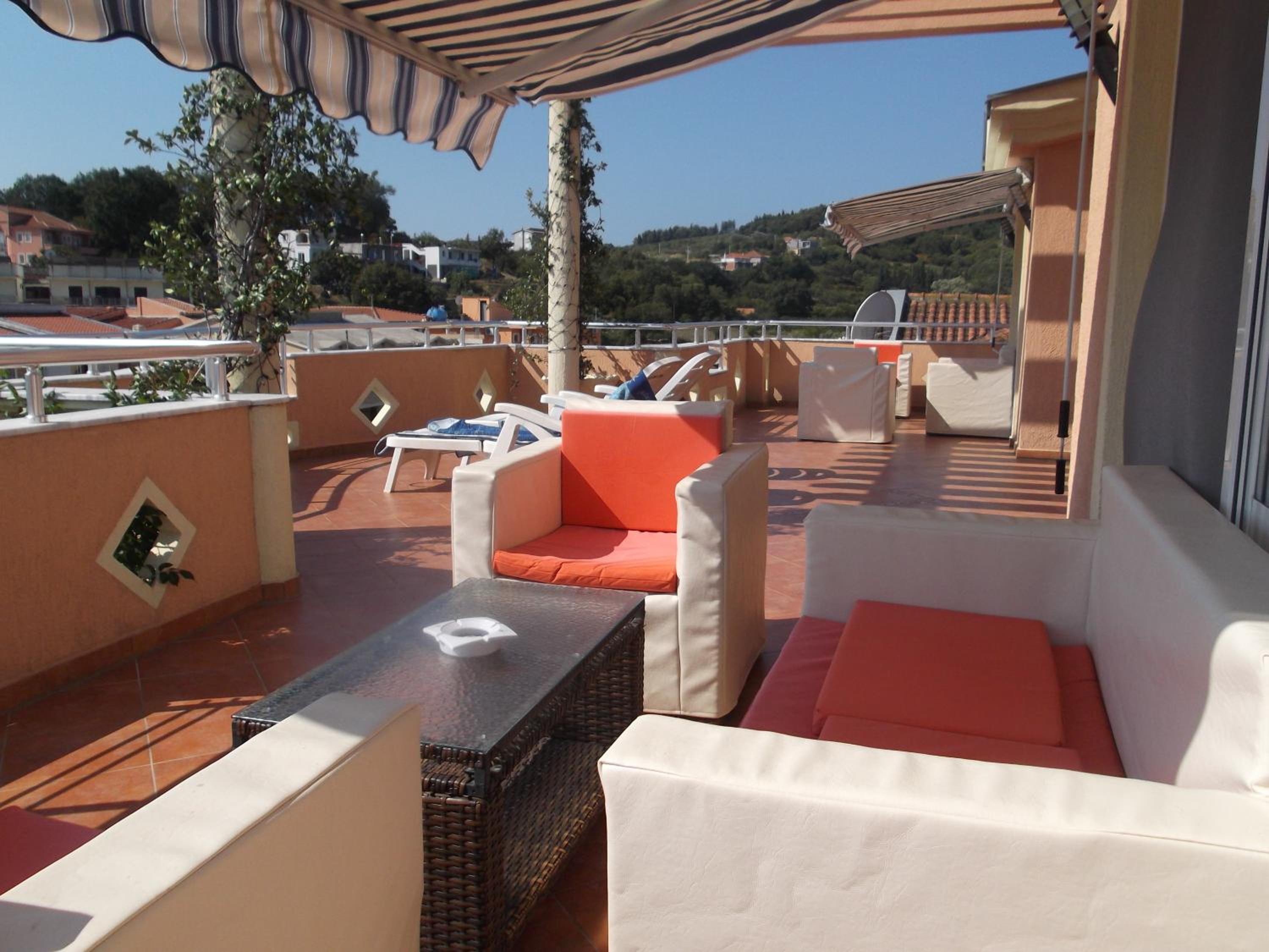 One-Bedroom Apartment with Terrace - Photo 4