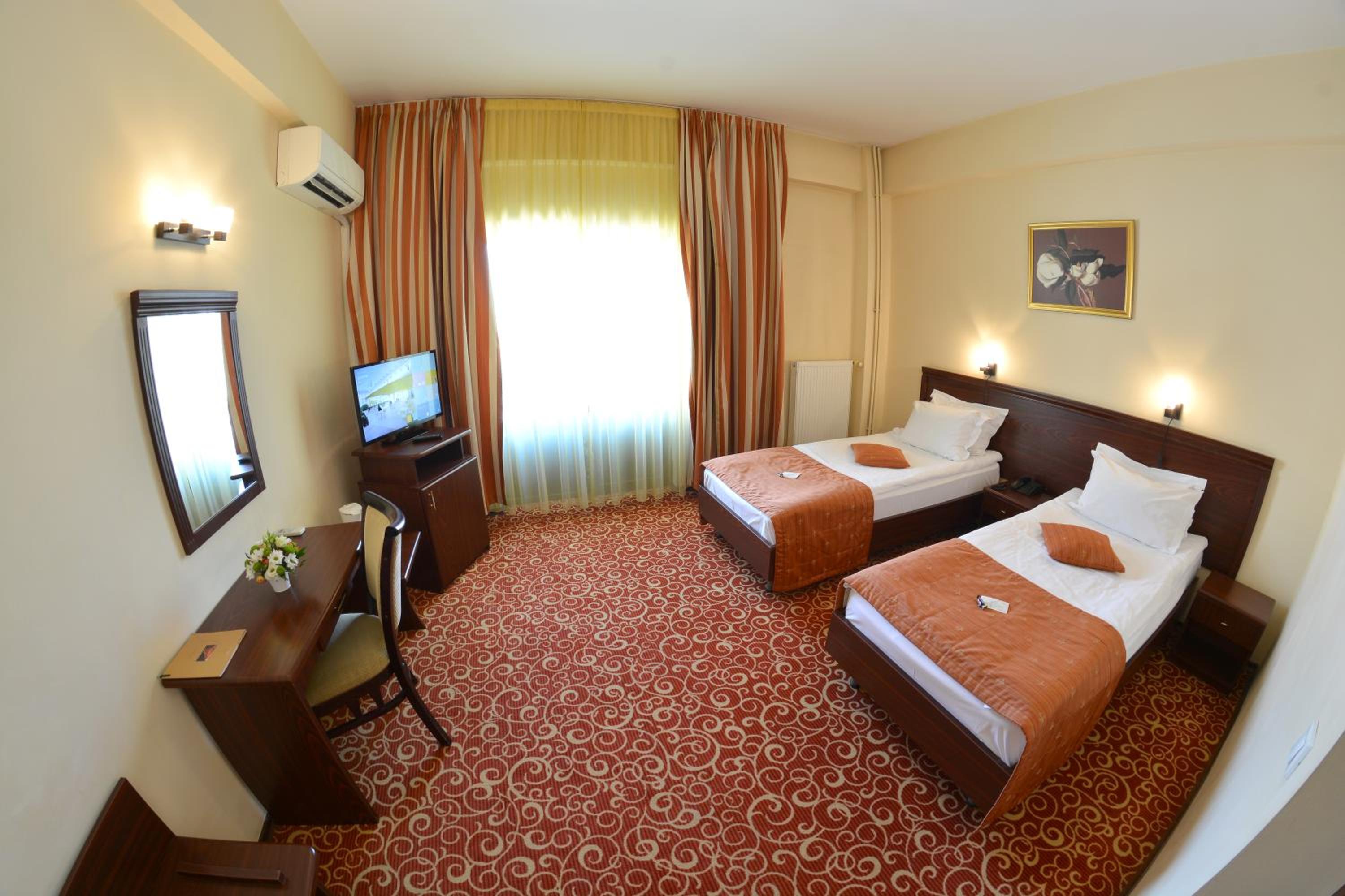 Standard Double or Twin Room - Photo 2