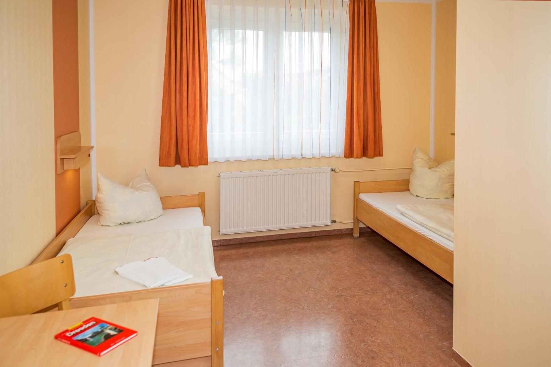 Twin Room with Private Bathroom photo 3