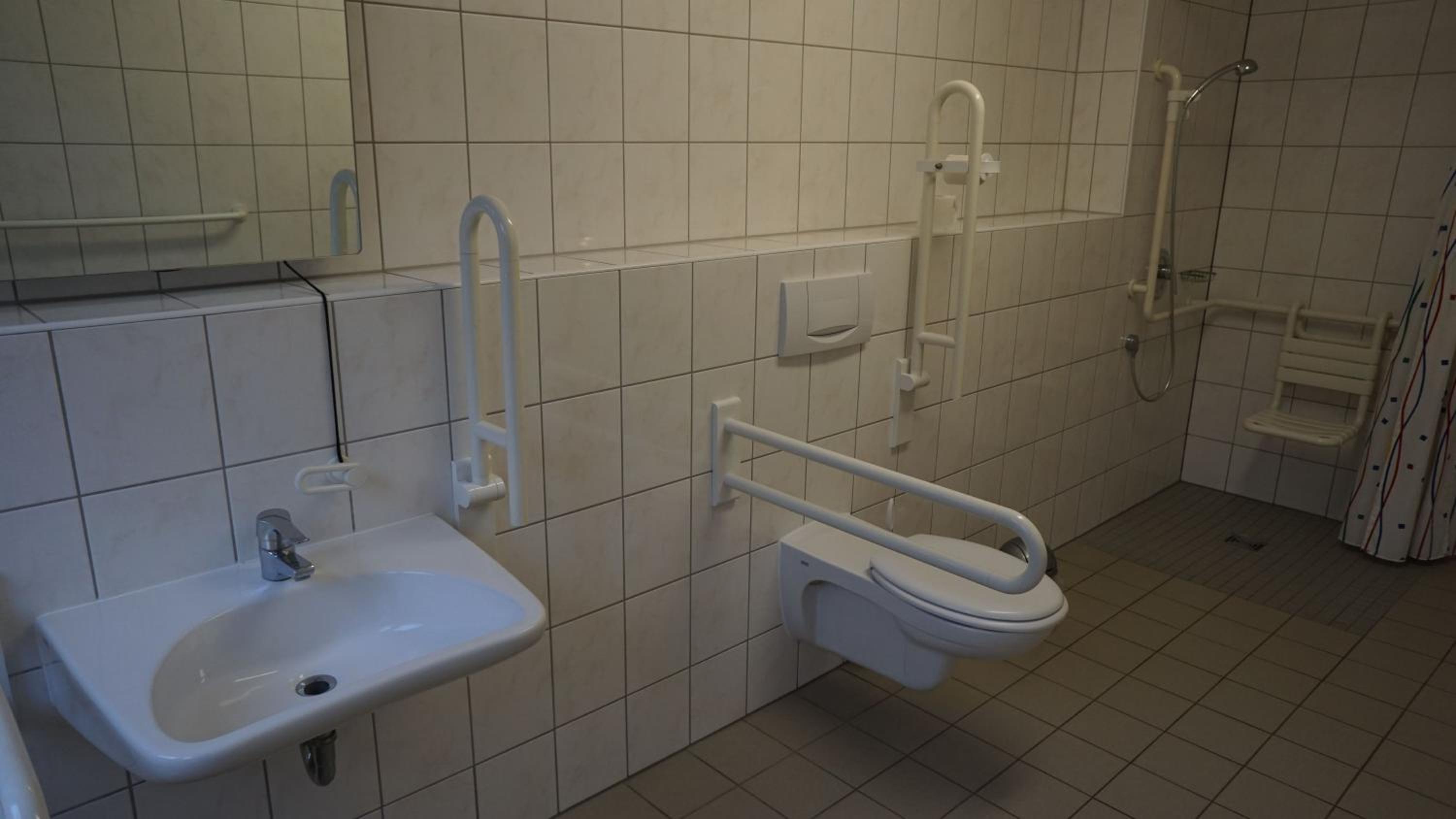 Twin Room - Disability Access photo 2
