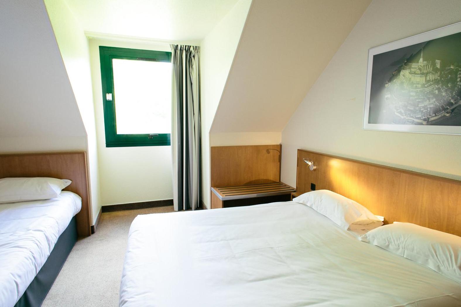 Triple Room (1 Double Bed + 1 Single Bed) - Photo 8