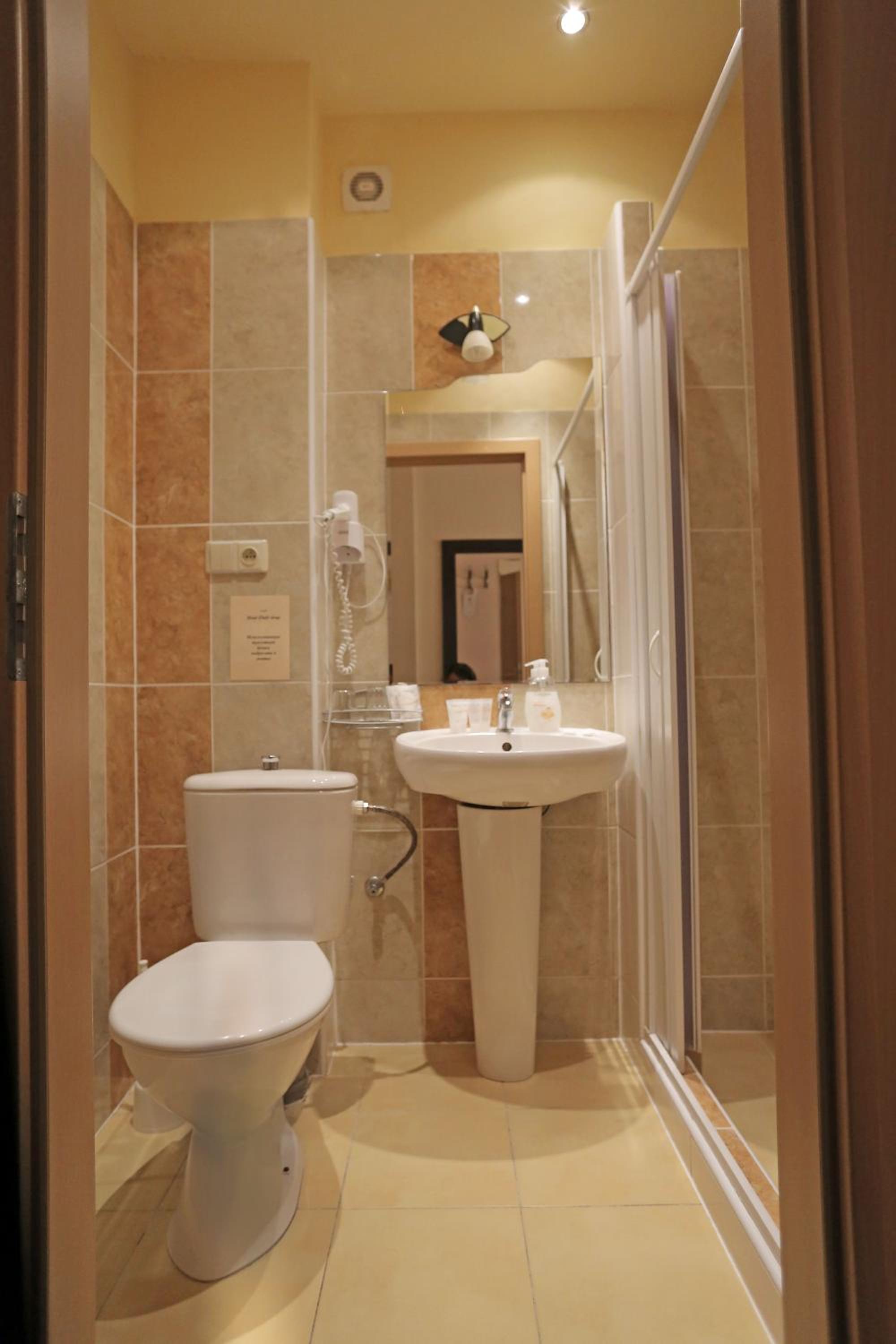 Standard Double Room - Photo 11