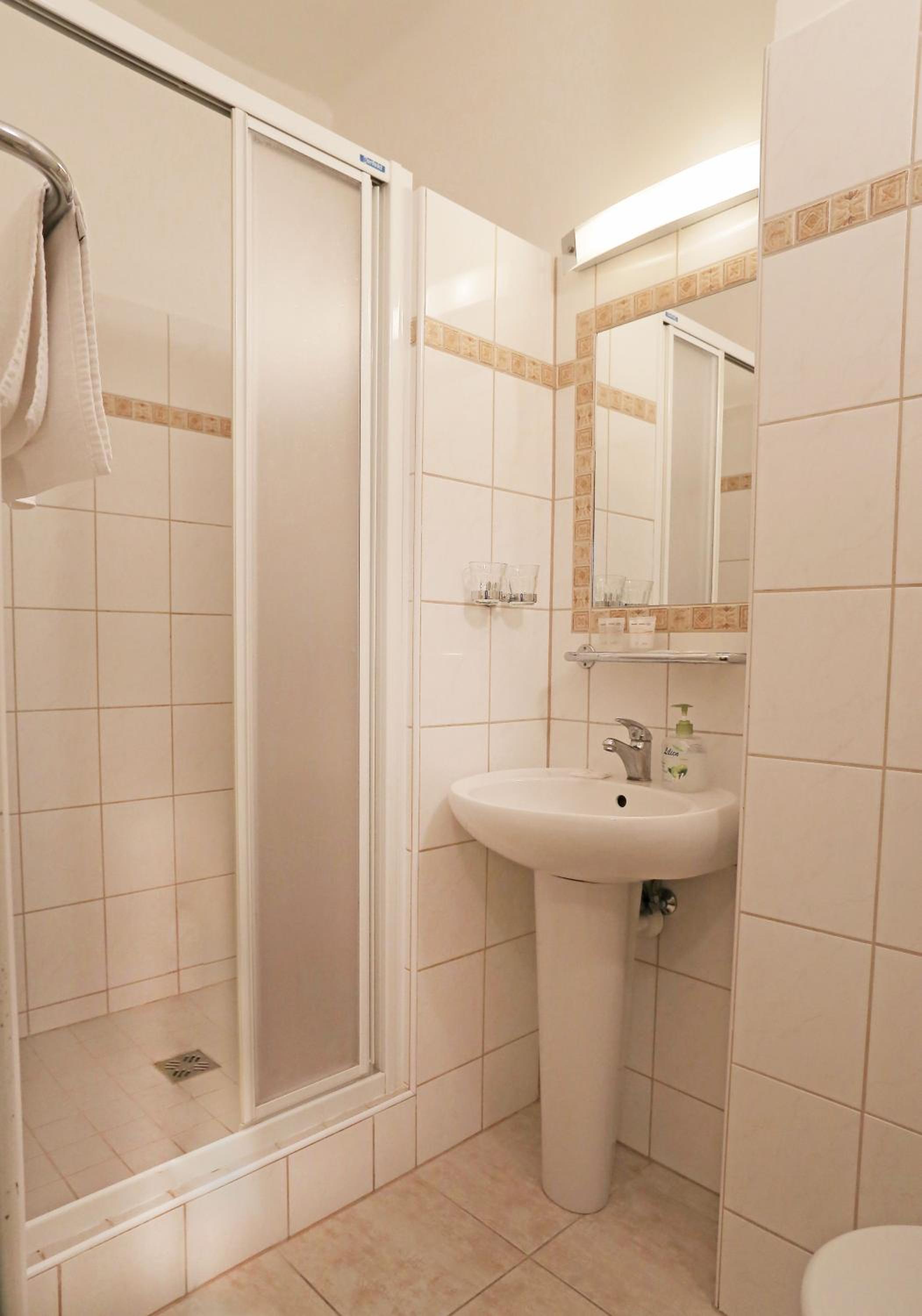 Standard Double Room - Photo 9