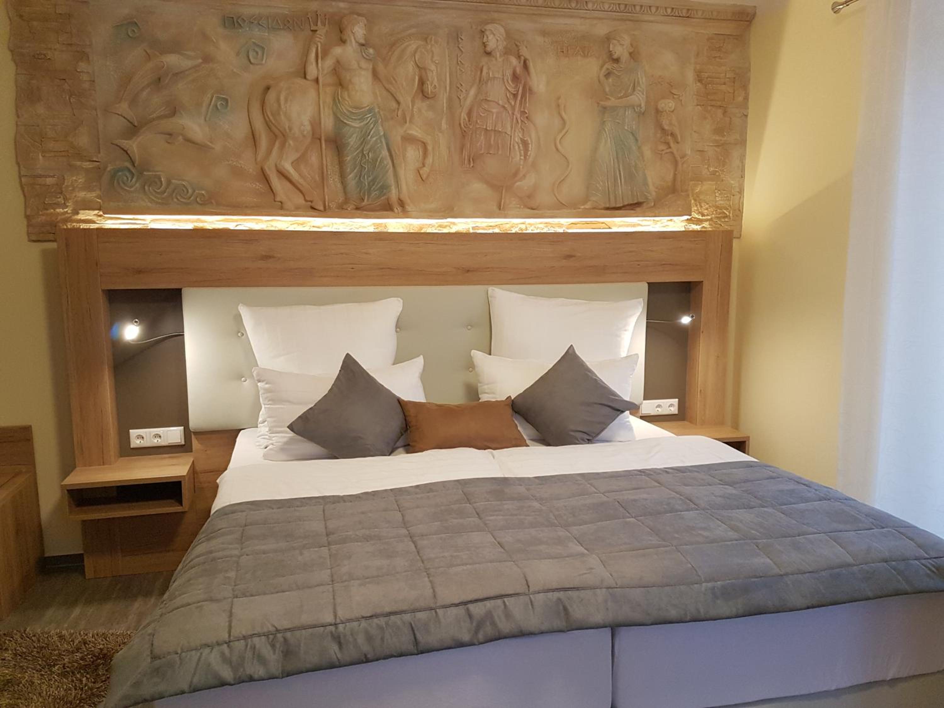 Deluxe Family Suite - Photo 9