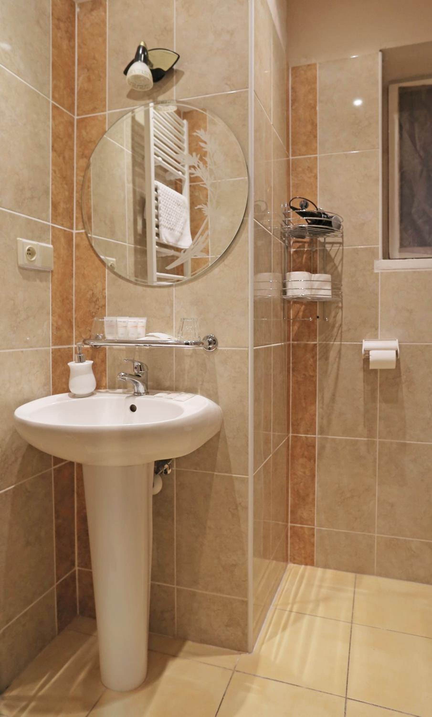 Economy Triple Room - Photo 7