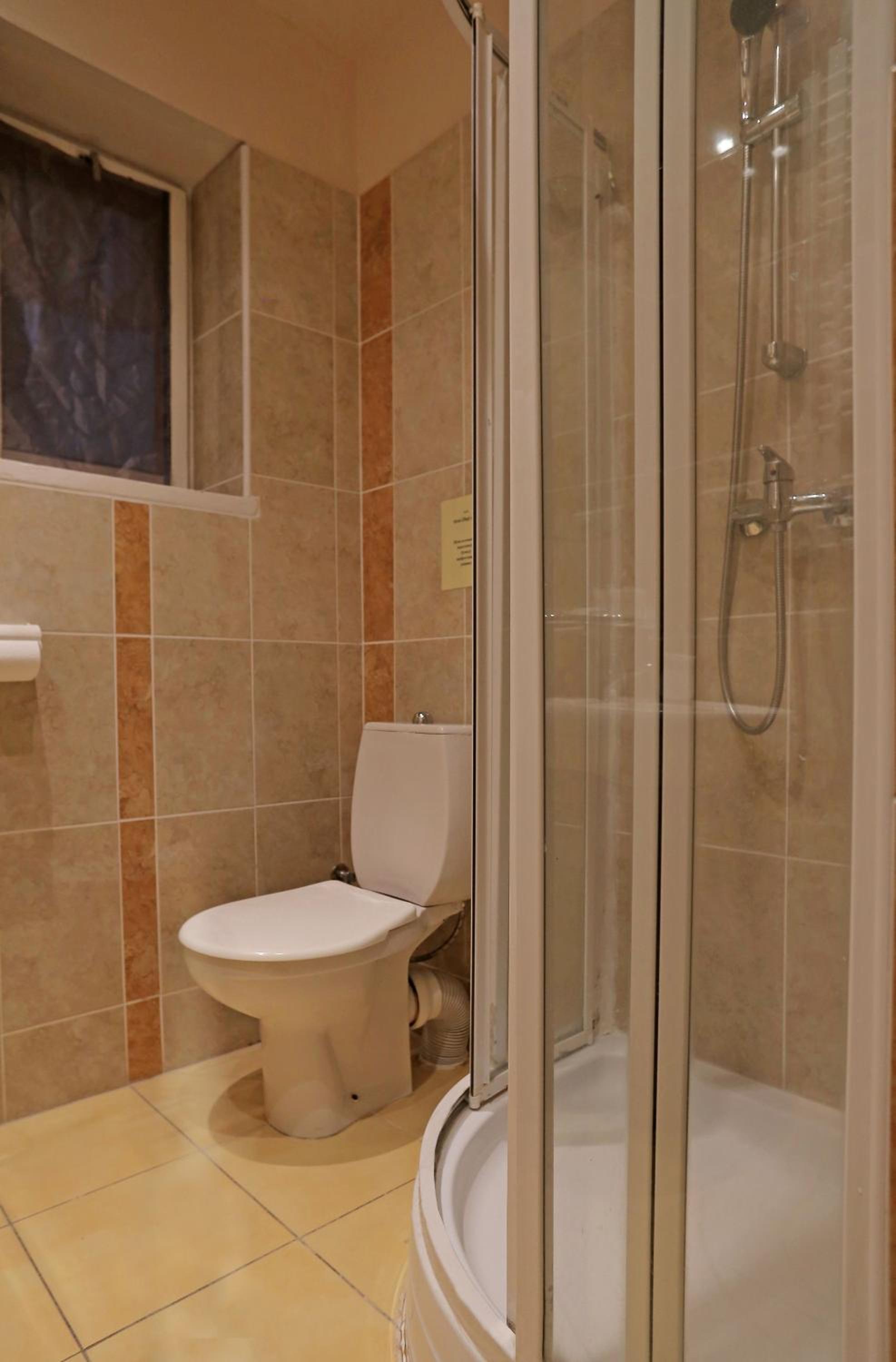 Economy Triple Room - Photo 8