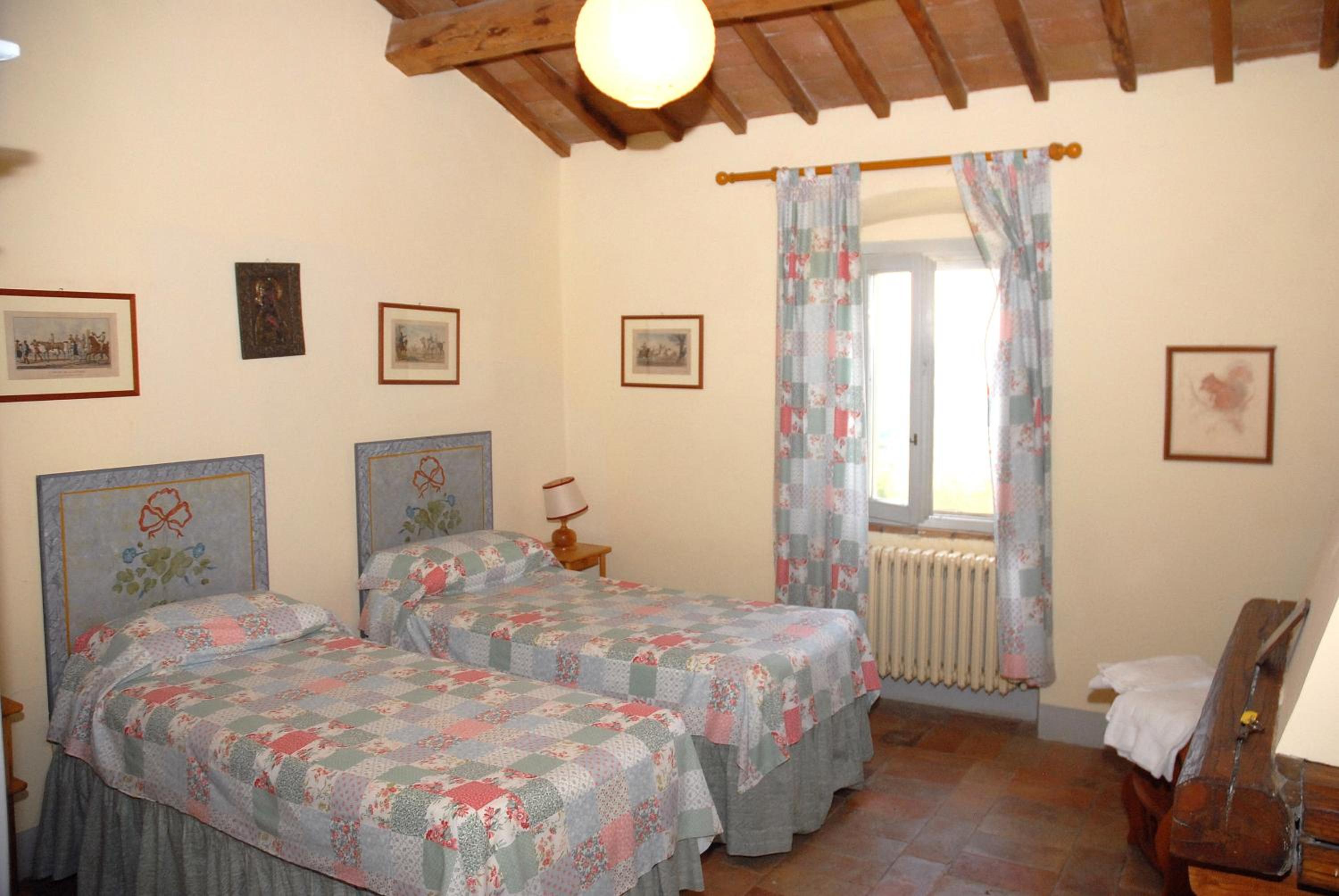 Six-Bedroom House photo 3