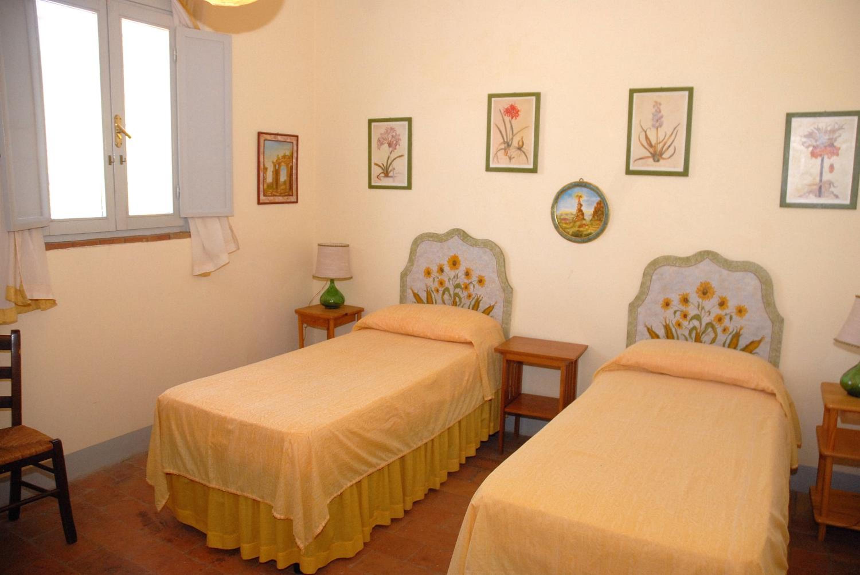 Six-Bedroom House photo 2