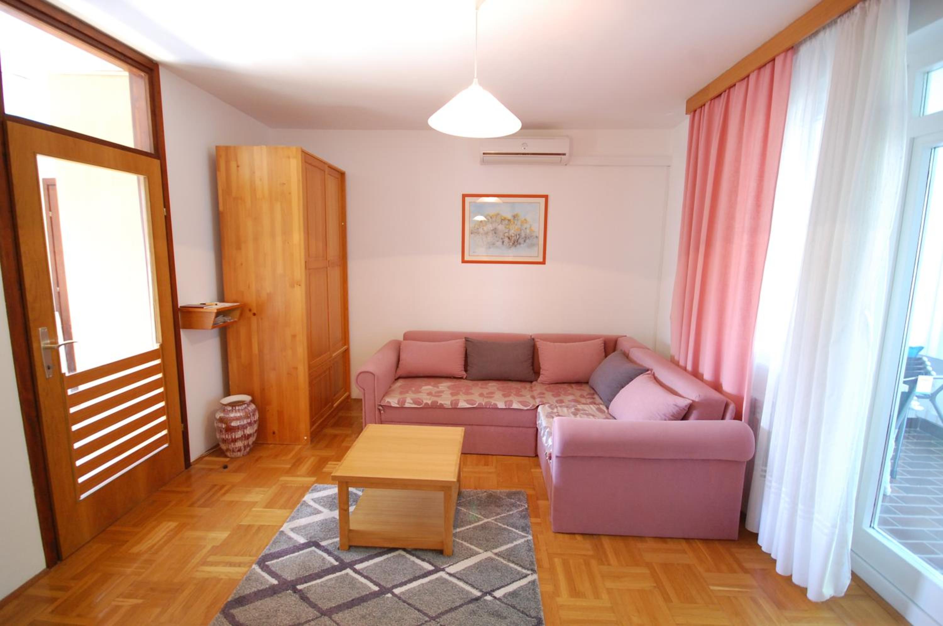 One-Bedroom Apartment photo 1