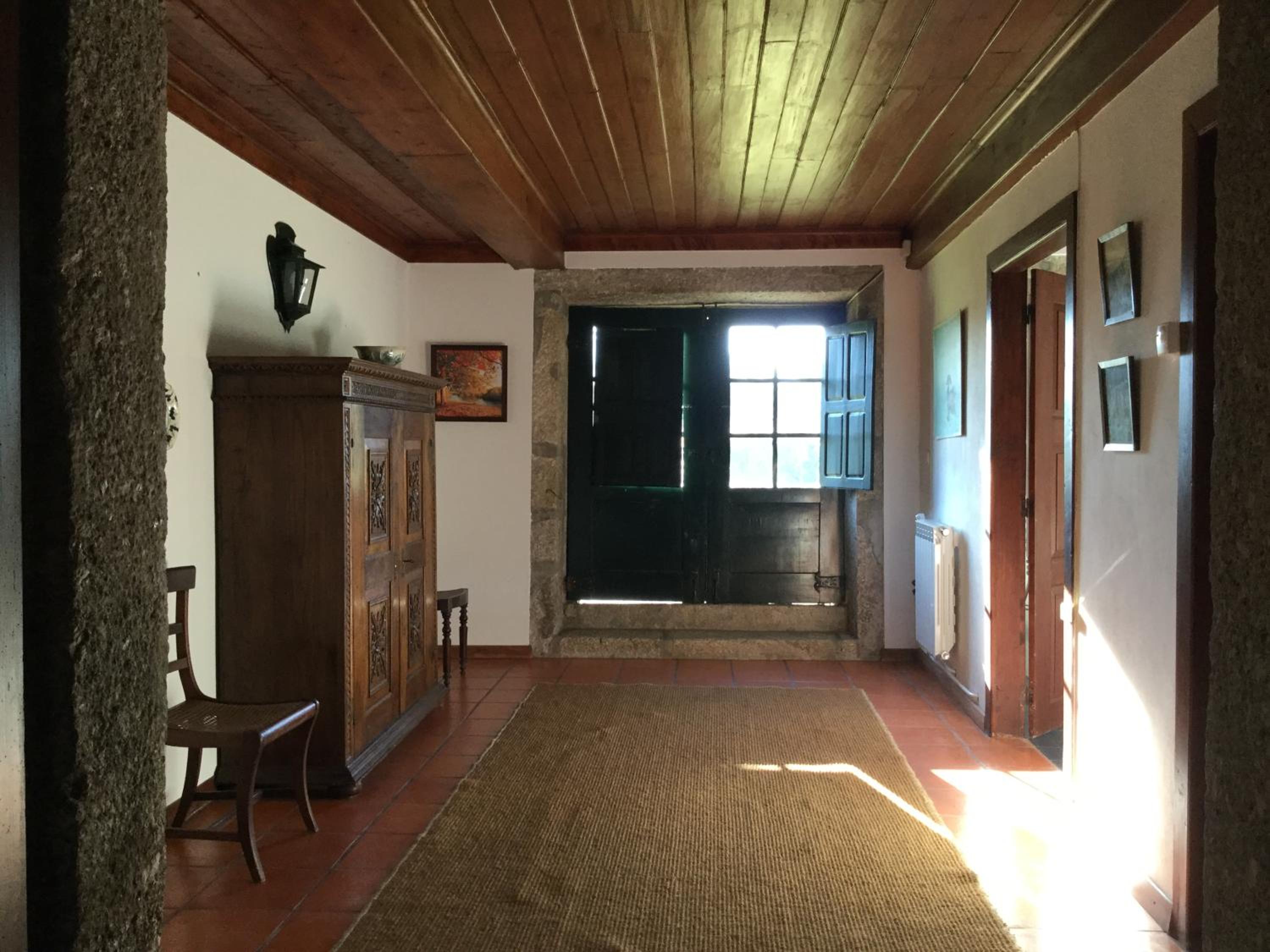 Six-Bedroom House photo 3