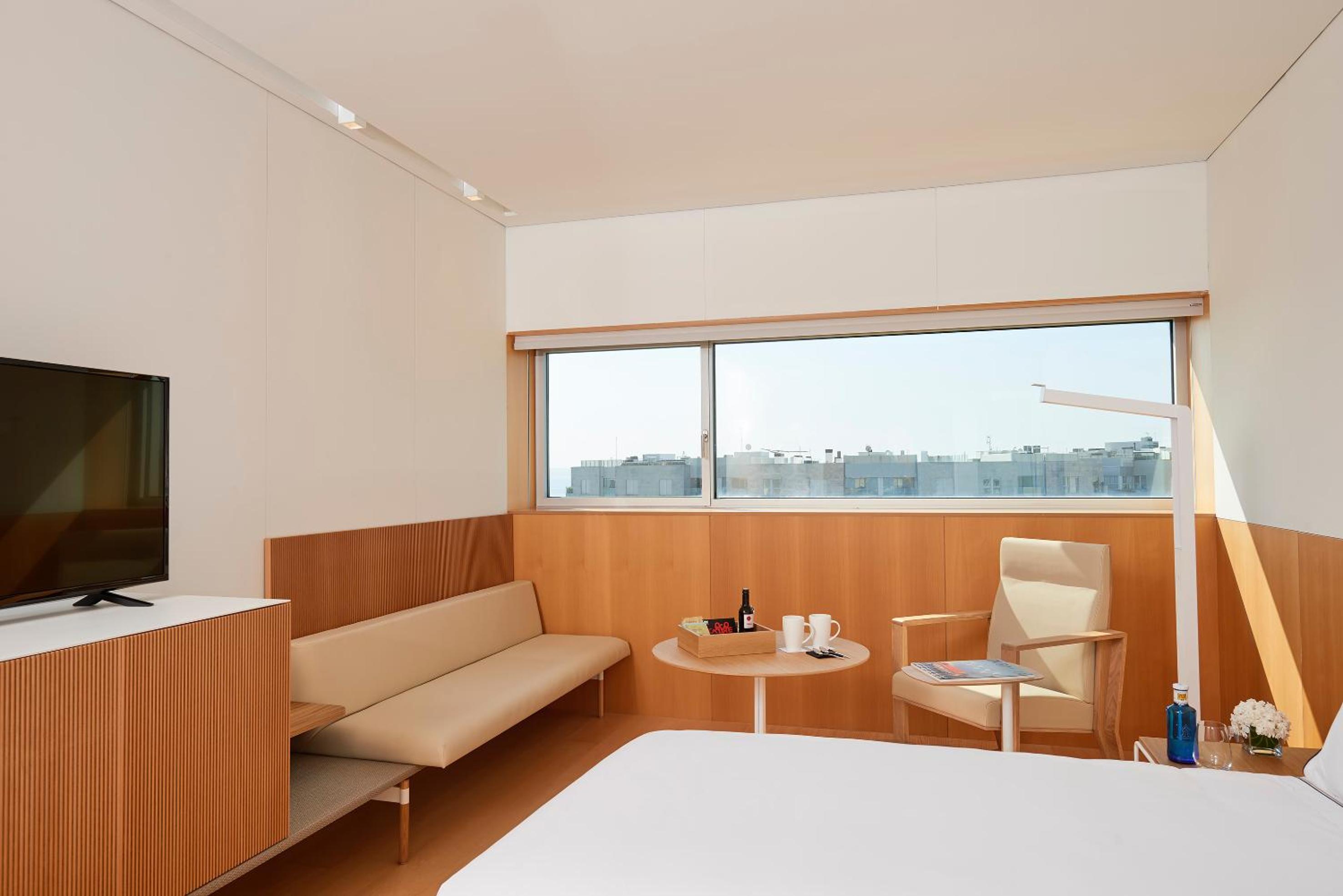 Deluxe Double or Twin Room thumbnail 5