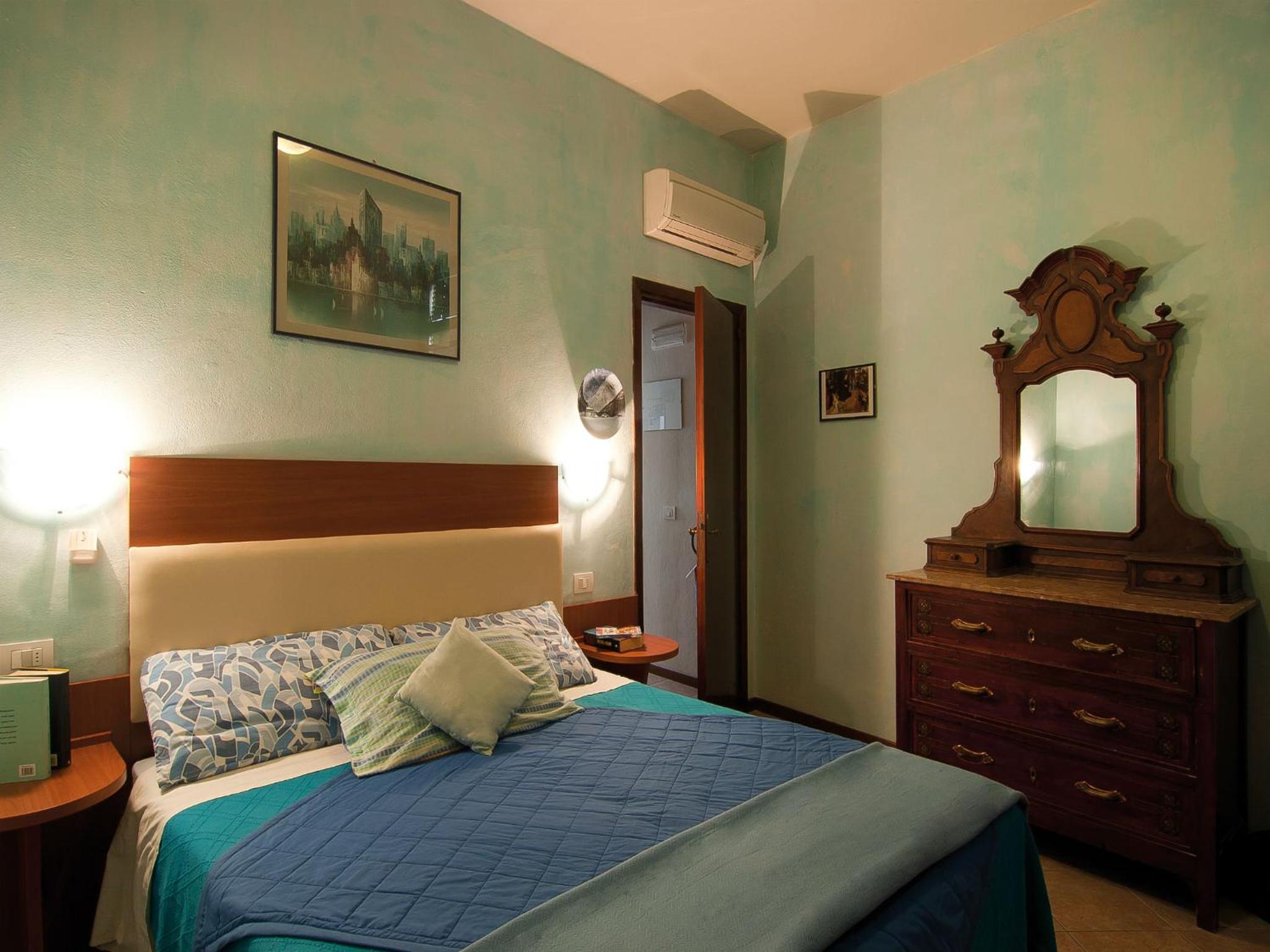 Double Room with Shared Bathroom photo 1